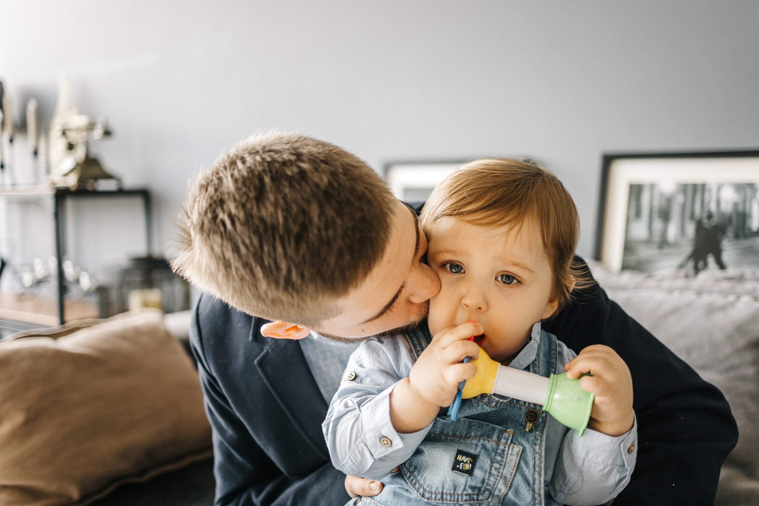 папа целует ребенка