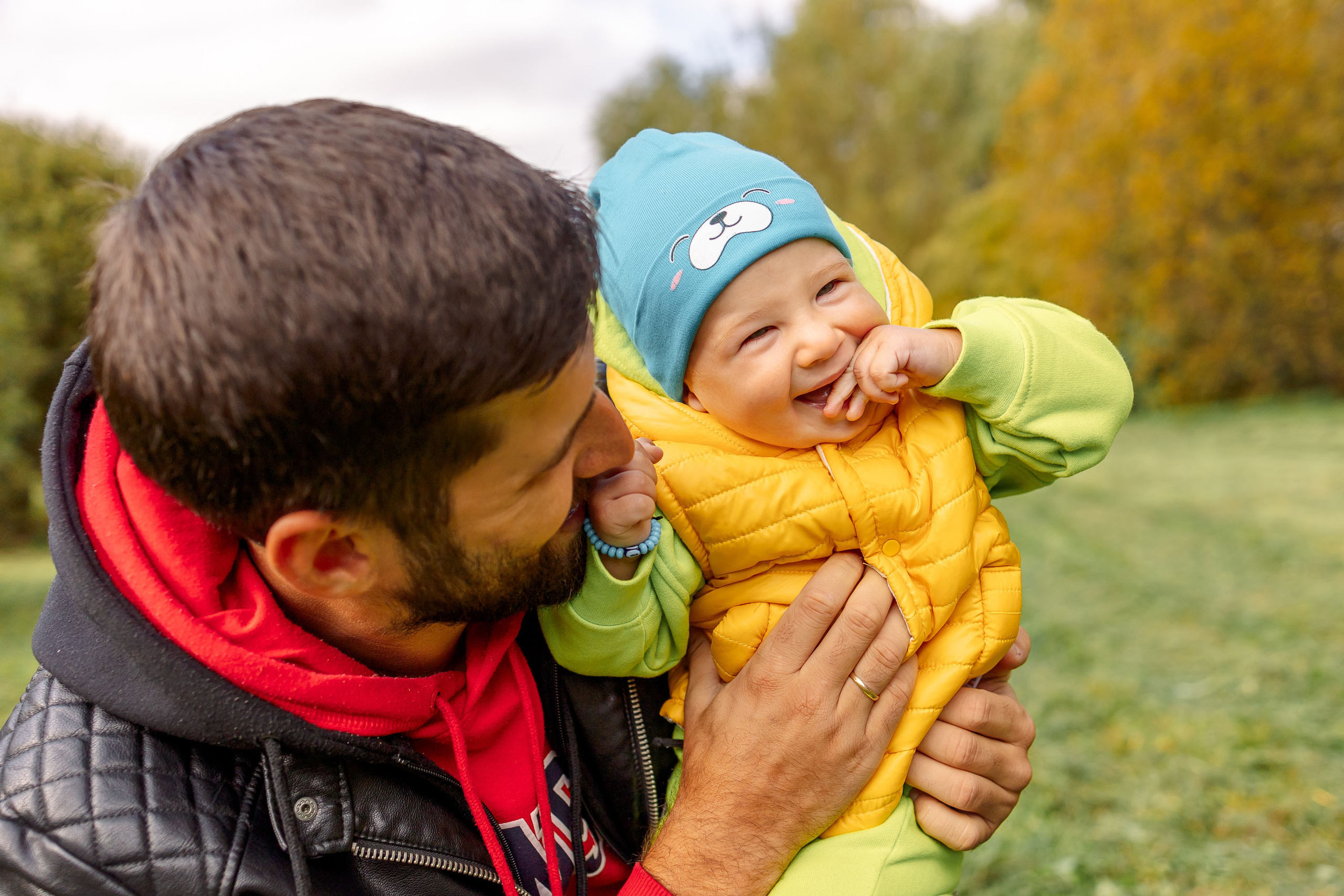 папа с сыном играют в парке