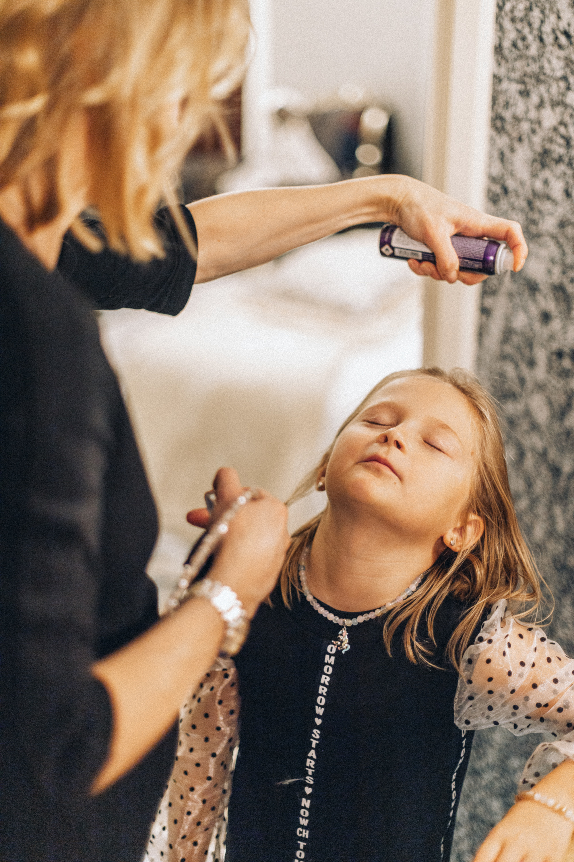 мама делает прическу