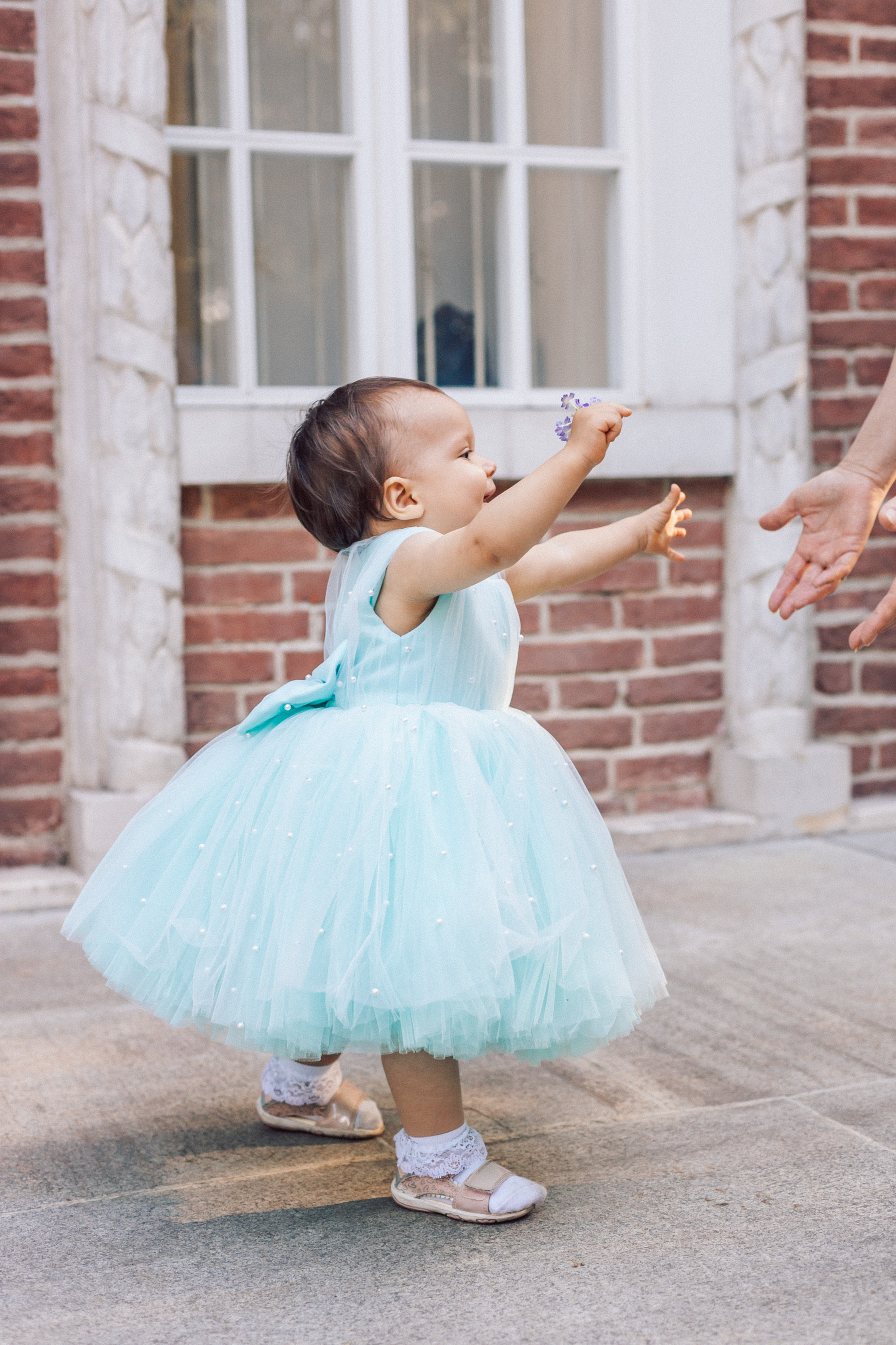 первые шаги малышки в парке