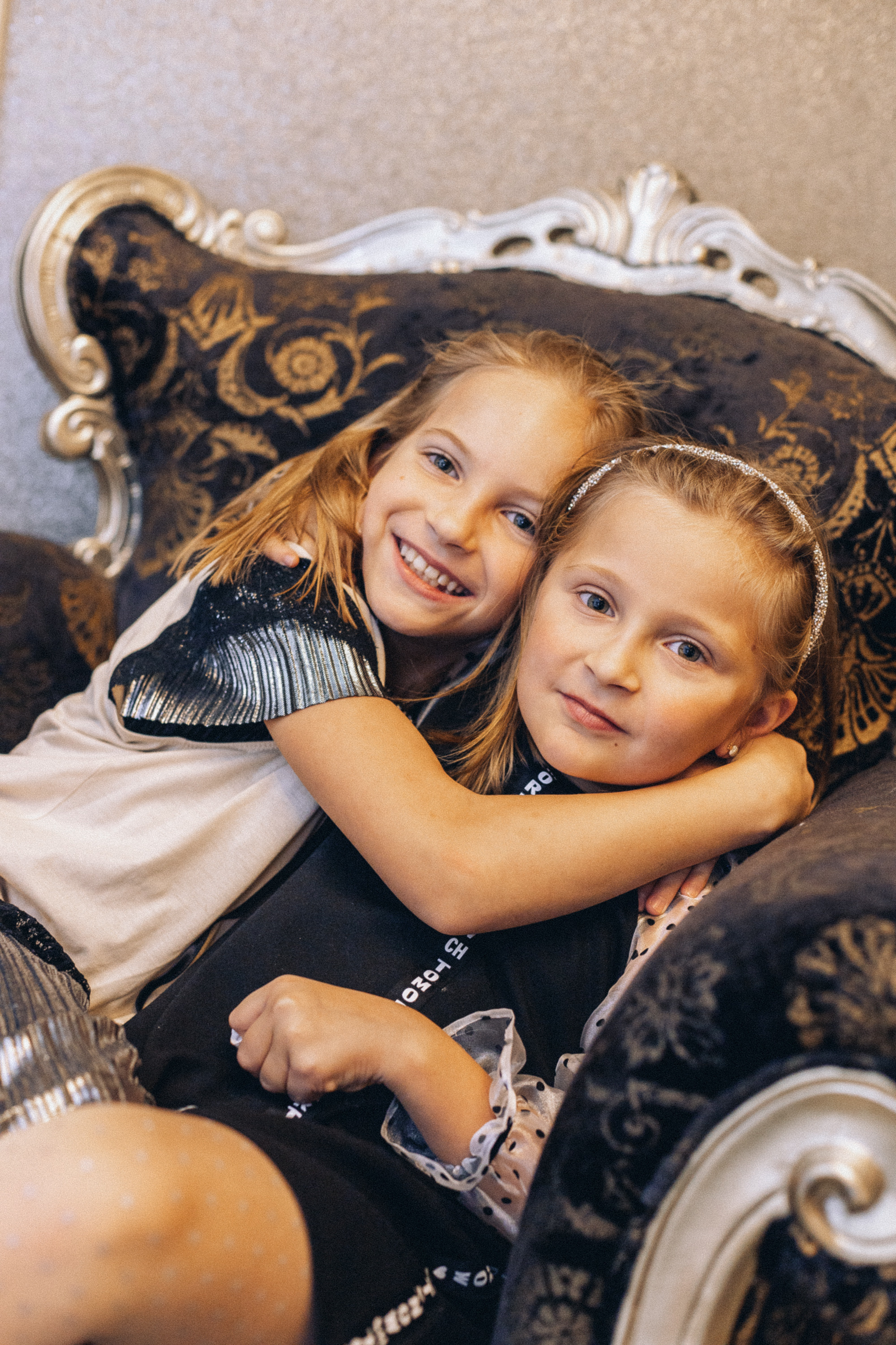 две сестры обнимаются