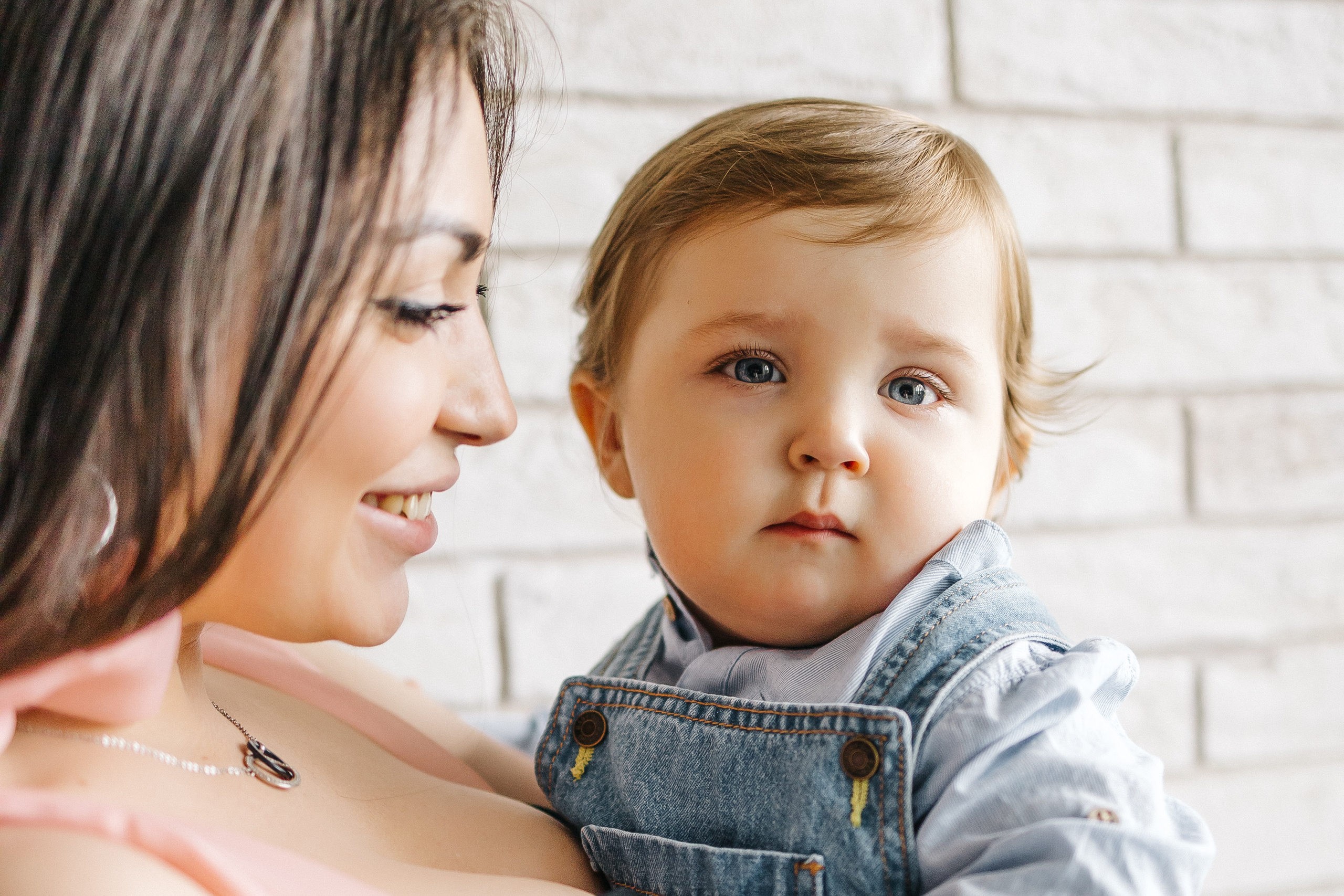 малыш у мамы на руках