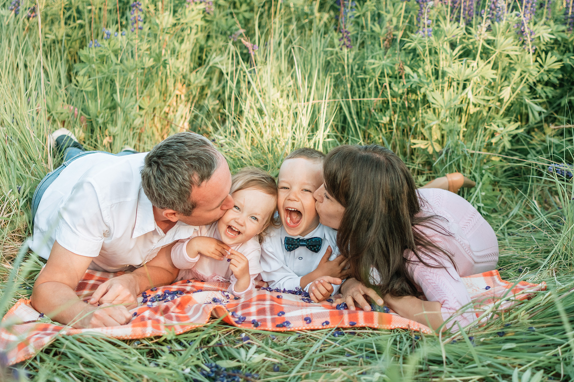 Фотосессия в люпинах. Семейный Фотограф в Москве Евгения Симоненко