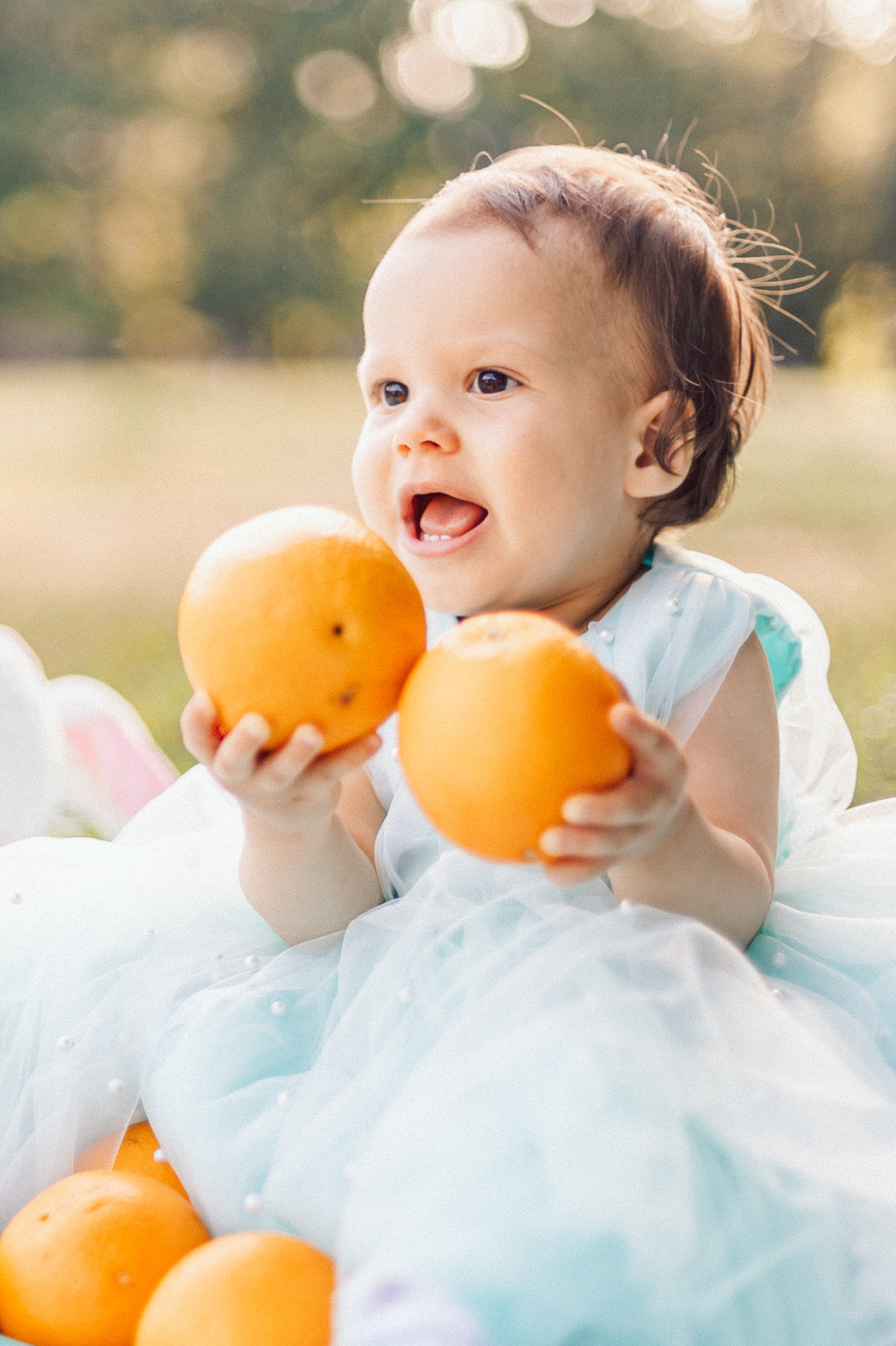 девочка с апельсинами на пикнике