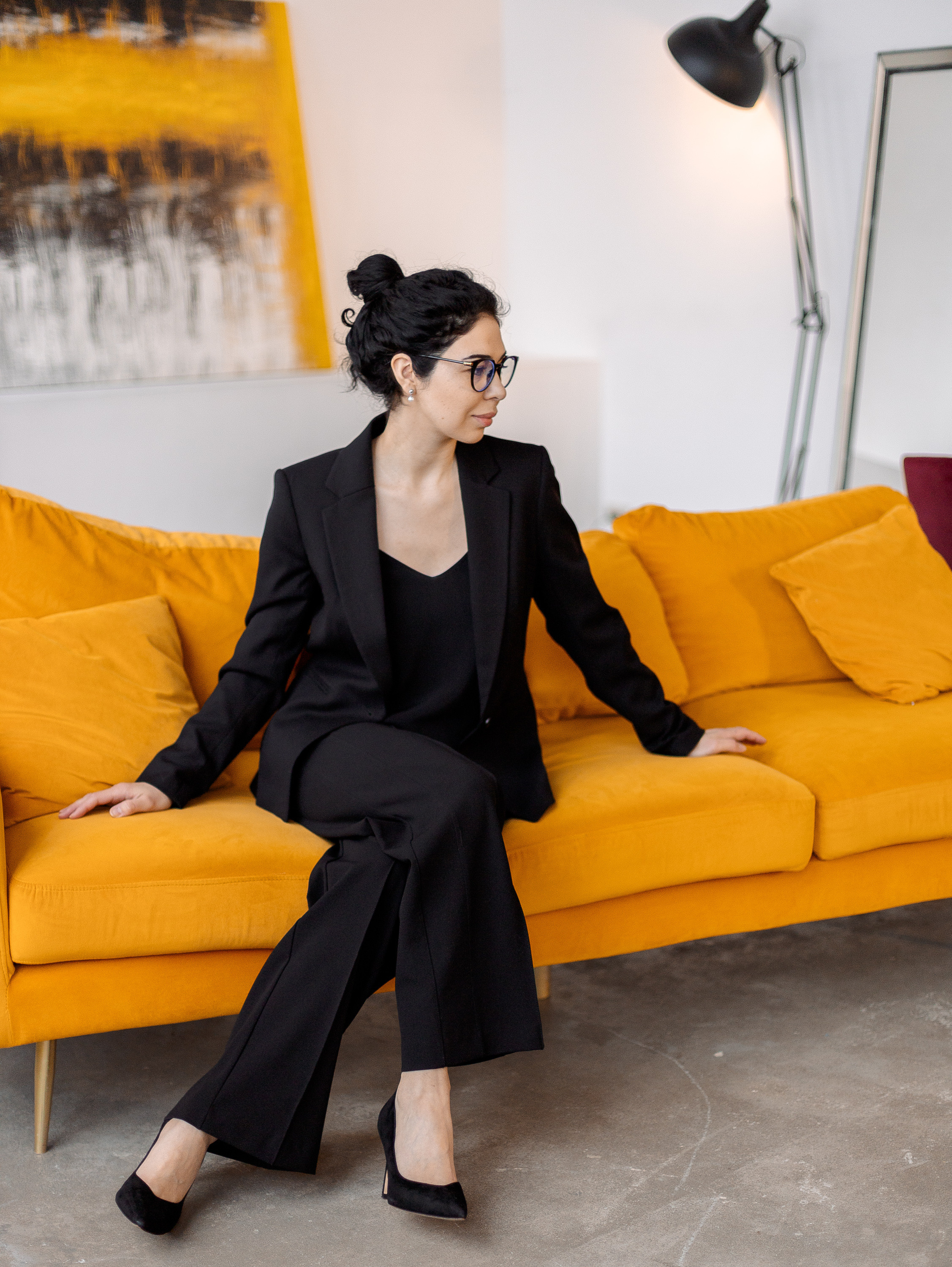 девушка на желтом диване