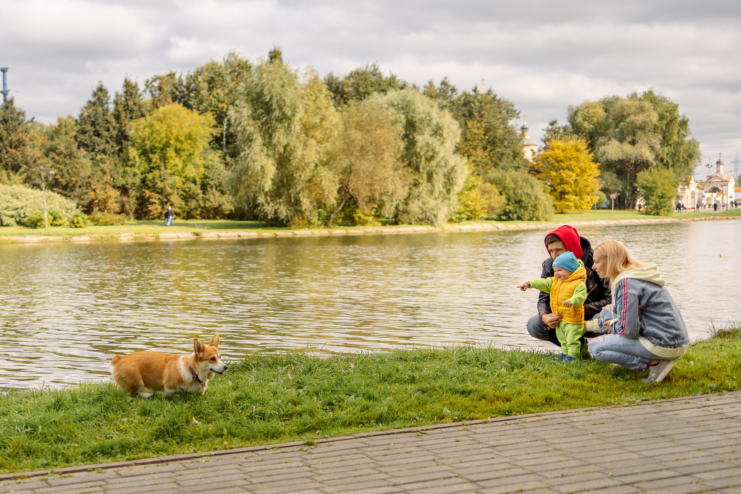 семейная прогулка у реки в Москве