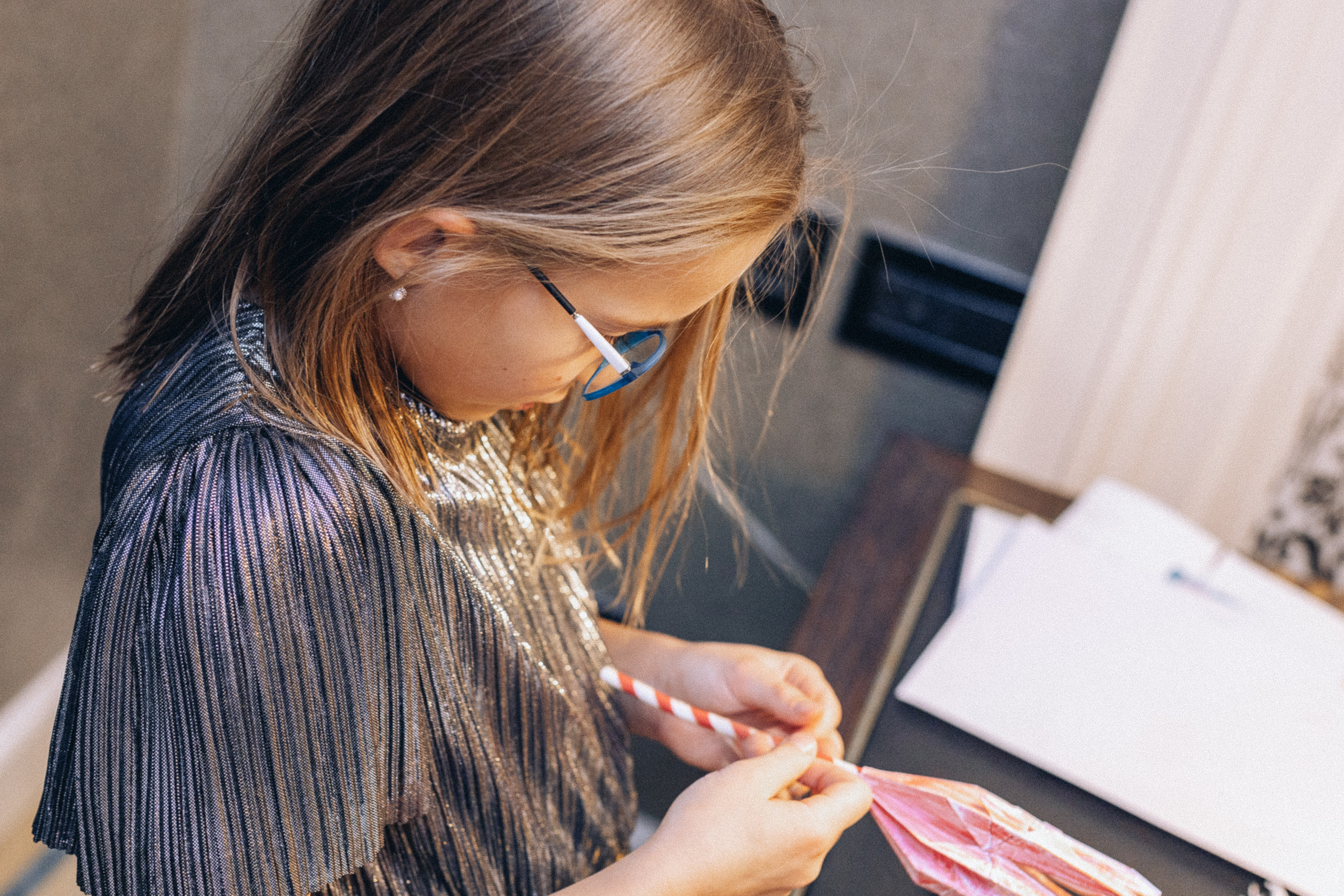 девочка делает поделки