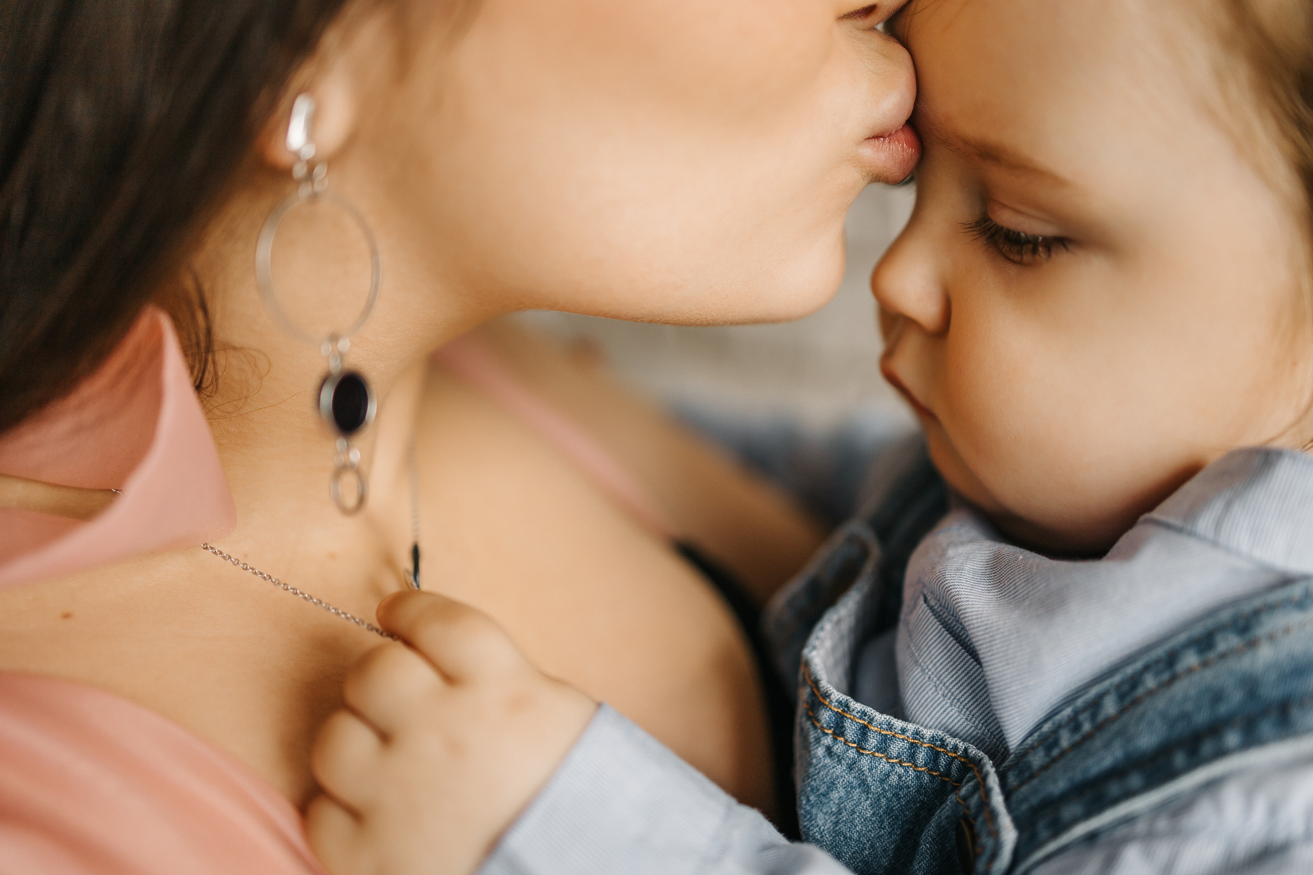 мама целую малыша