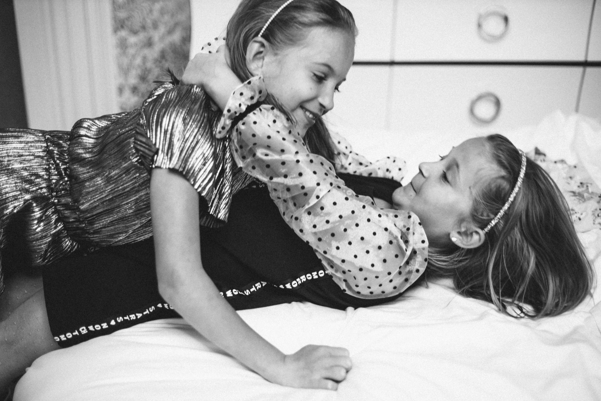 сестренки обнимаются