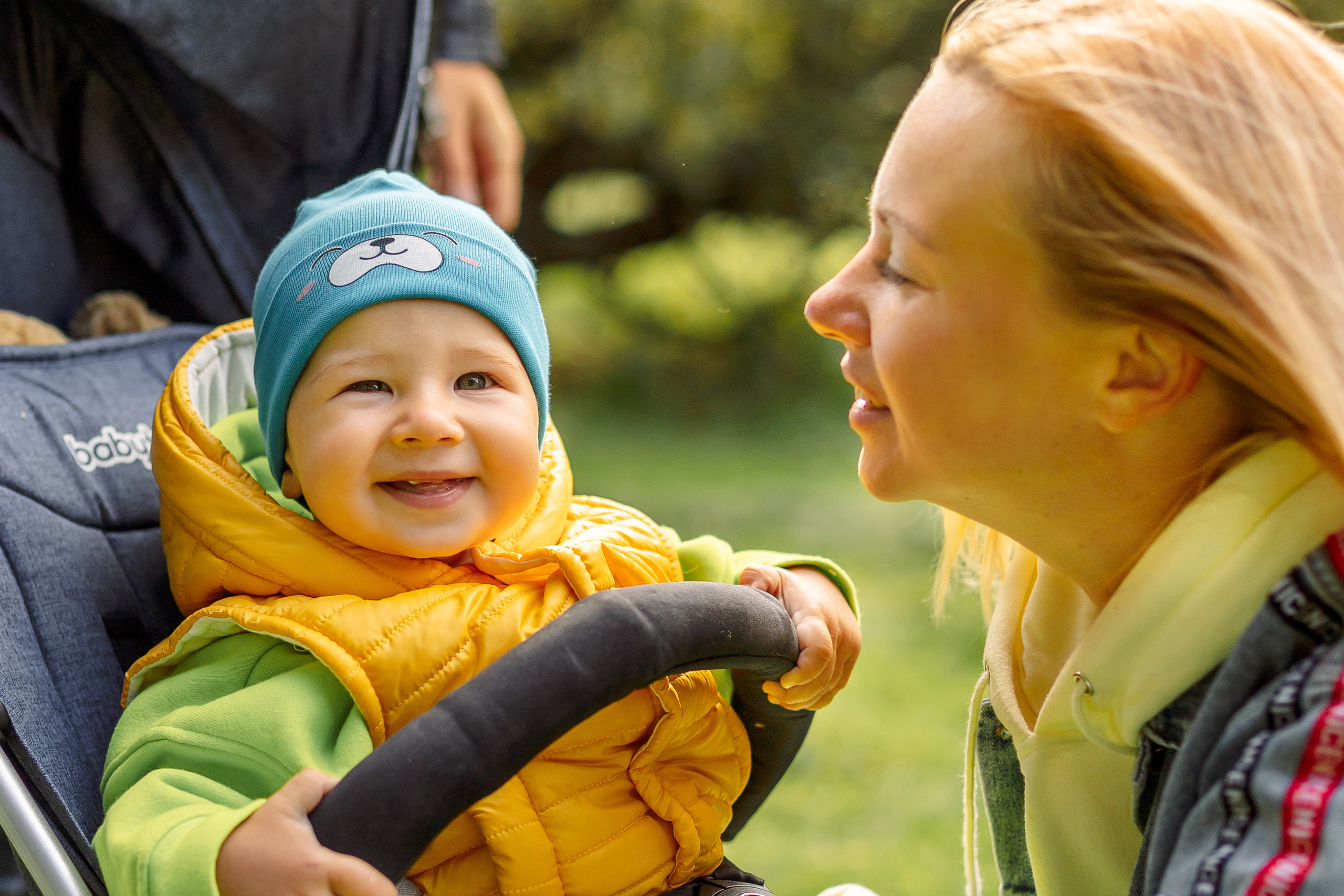 мама смешит сынок улыбается