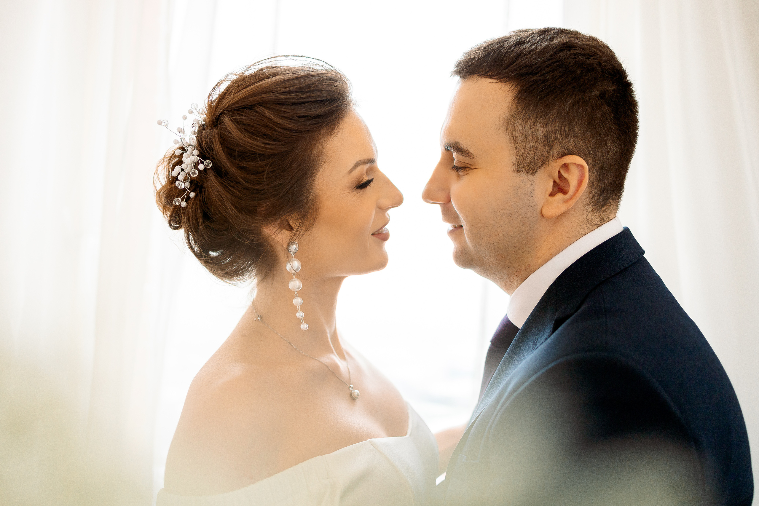 молодожены смотрят друг другу в глаза