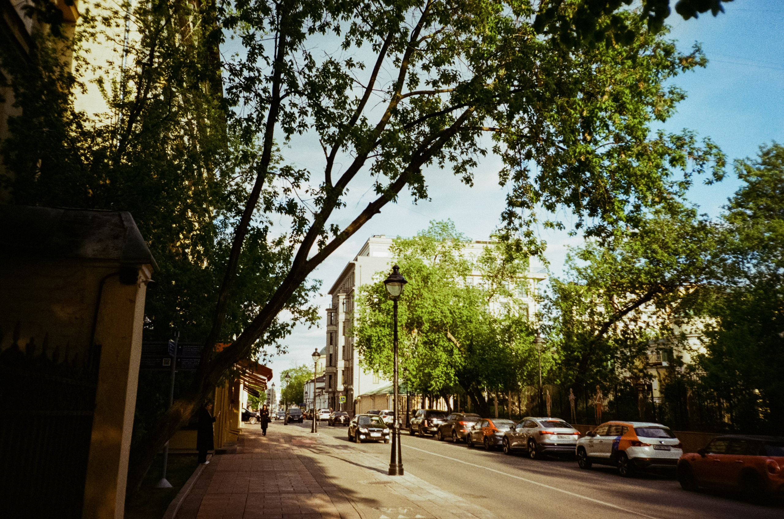 Ул. Малая и Большая Никитская | Ricoh R1 | Fujifilm Fujicolor C200