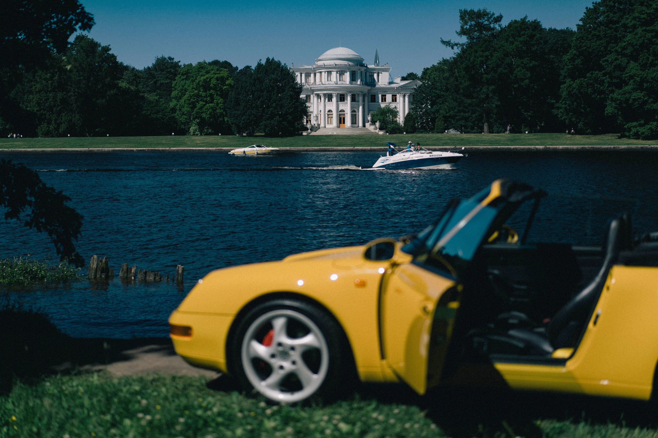 Не пытайтесь обогнать ностальгию. ✨Porsche 993 в своей стихии. Идеальные линии, мощь у тебя за спиной и асфальт, который проносится мимо. Этот автомобиль создан не для гаражей, а для того, чтобы напоминать, что такое настоящее вождение.#Porsche993 #DrivingExperience #ВДвижении #СтрастьНаКолесах #Porsche911