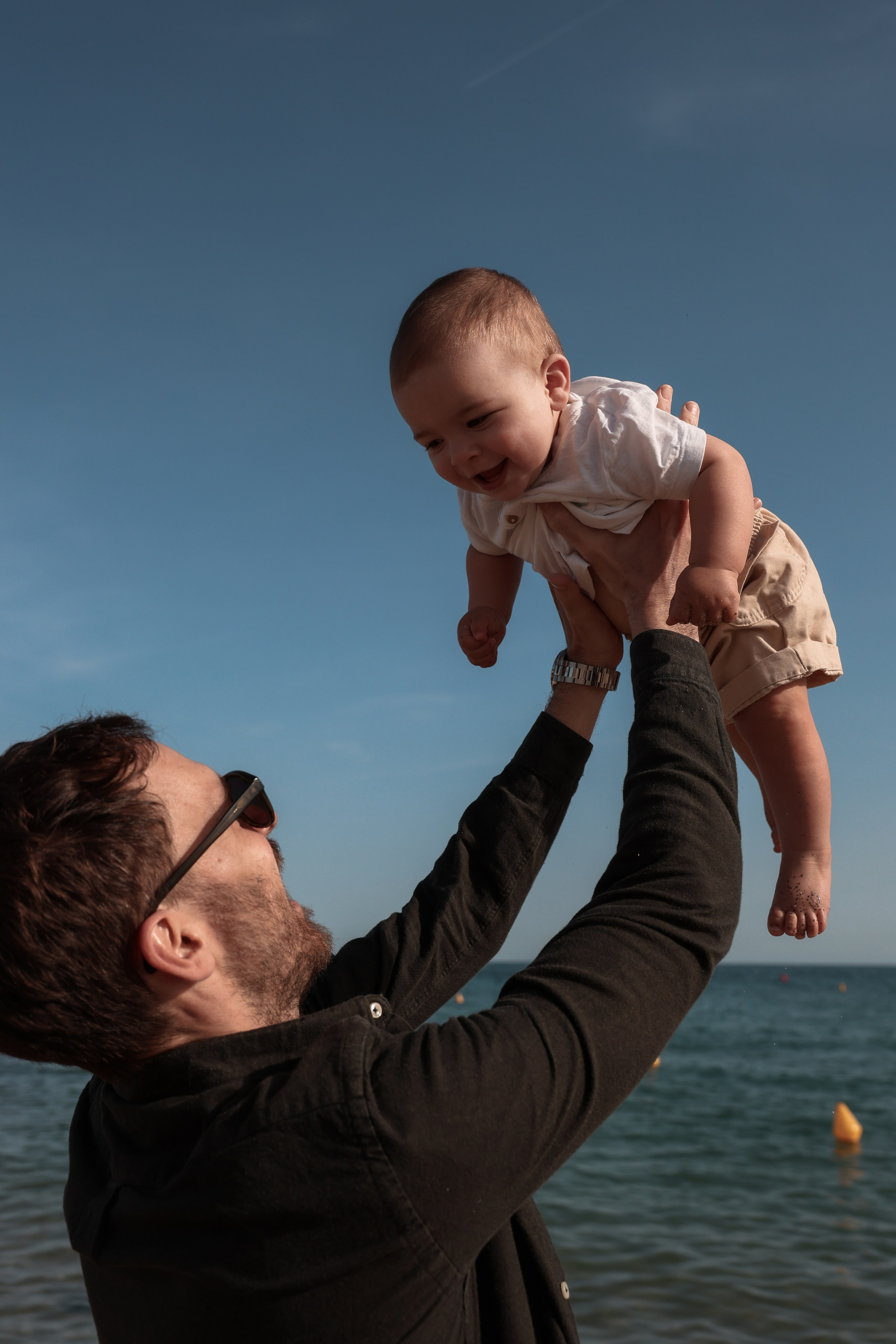Family pizza at the sea. Natalia Zhuravleva|family, newborn, maternity photographer in Barcelona