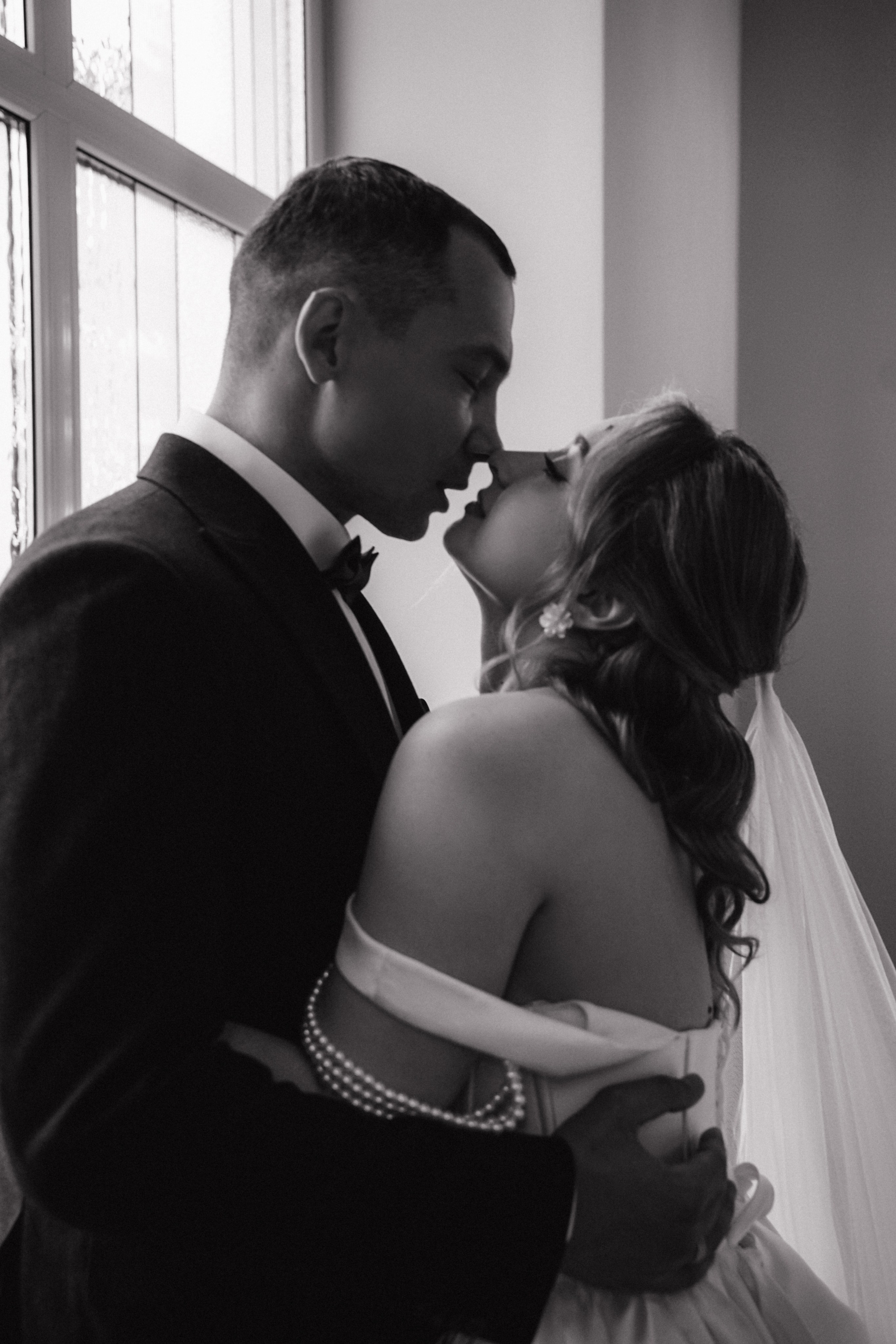 Кристина и Андрей: лавстори в гостинице и динамичный банкет. Фотограф в Иркутске