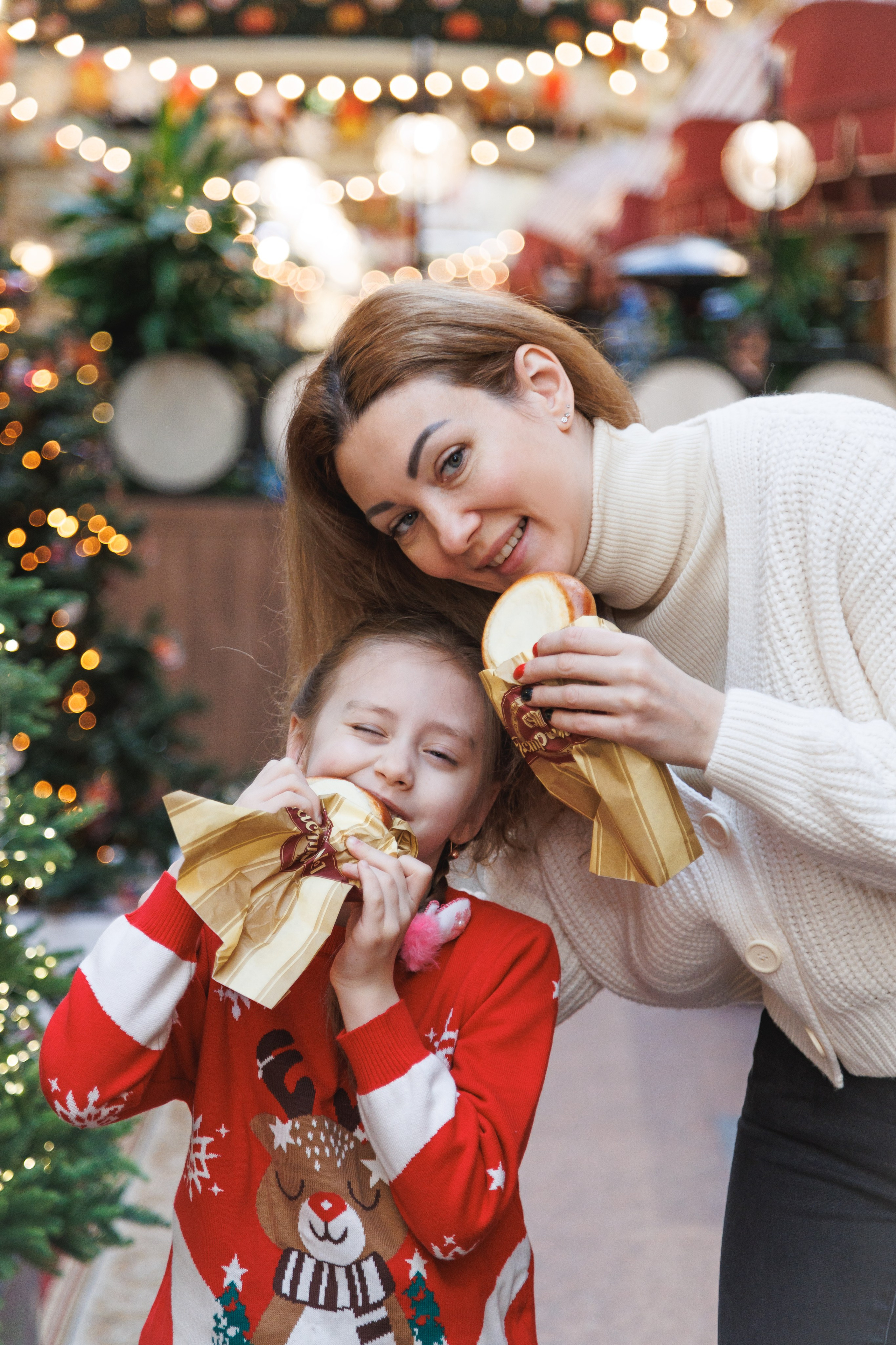 Новогодняя семейная фотосессия в Москве в ГУМ на Красной площади - мама и дочь кривляются с Ватрушками 