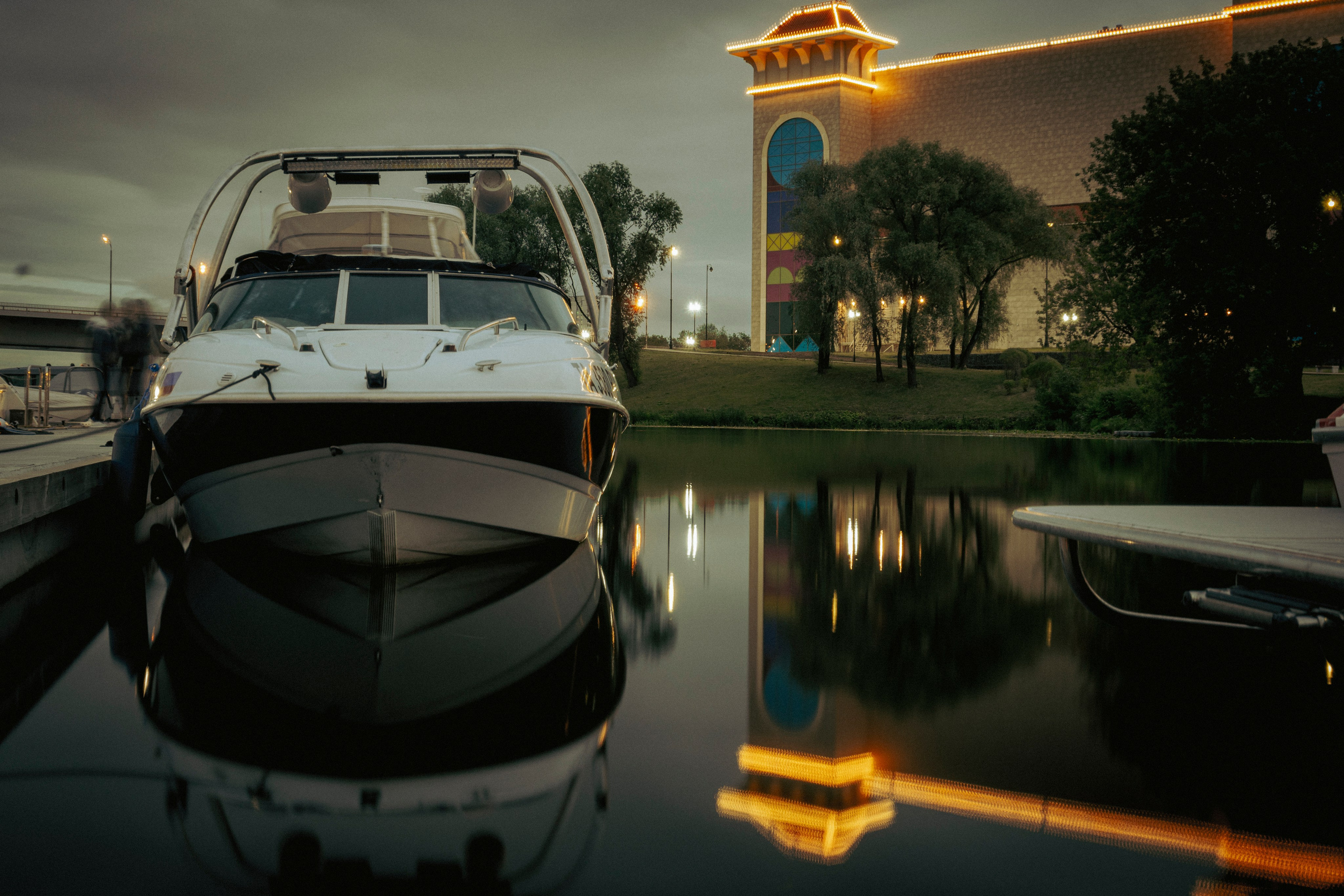 Москва-река. Лето. Яхта. Фотограф Роман Адлер