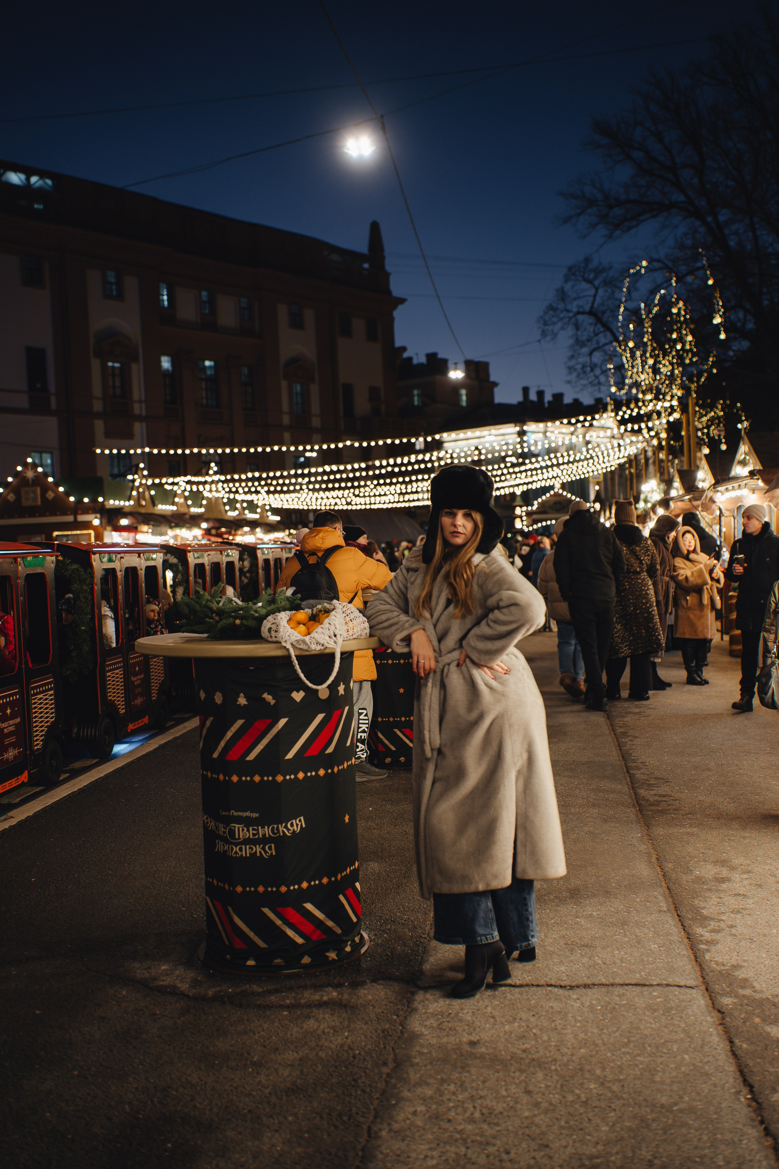 ПРОГУЛКА НА МАНЕЖНОЙ ПЛОЩАДИ ДЛЯ ДЕВУШКИ ПЕРЕД НОВЫМ ГОДОМ (НОВОГОДНЯЯ ФОТОСЕССИИЯ НА МАНЕЖНОЙ ПЛОЩАДИ). Профессиональный фотограф, Санкт-Петербург — Виктория Богомолова