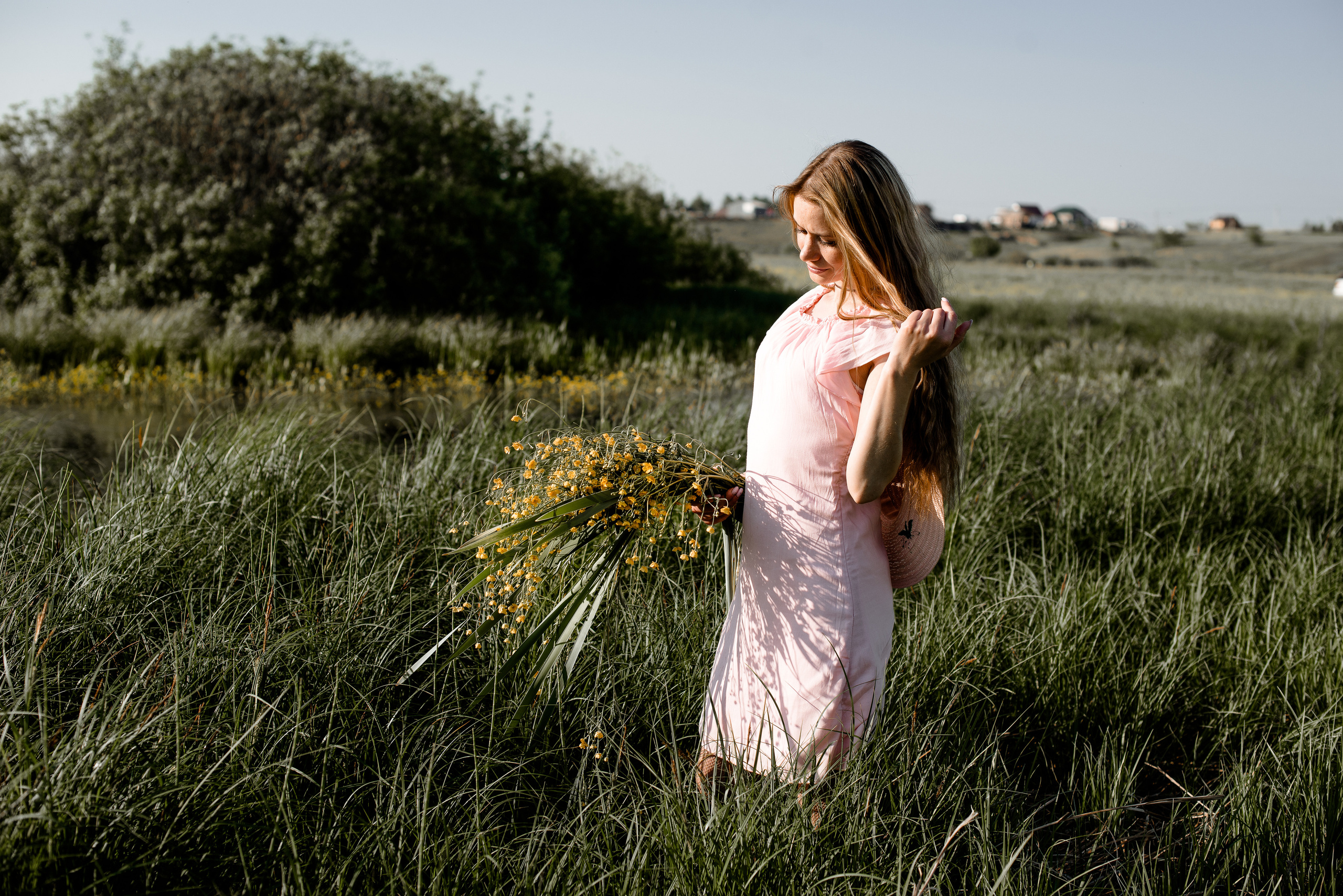 Фотосессия с луговыми цветами. Свадебный и семейный фотограф Барнаул Новоалтайск