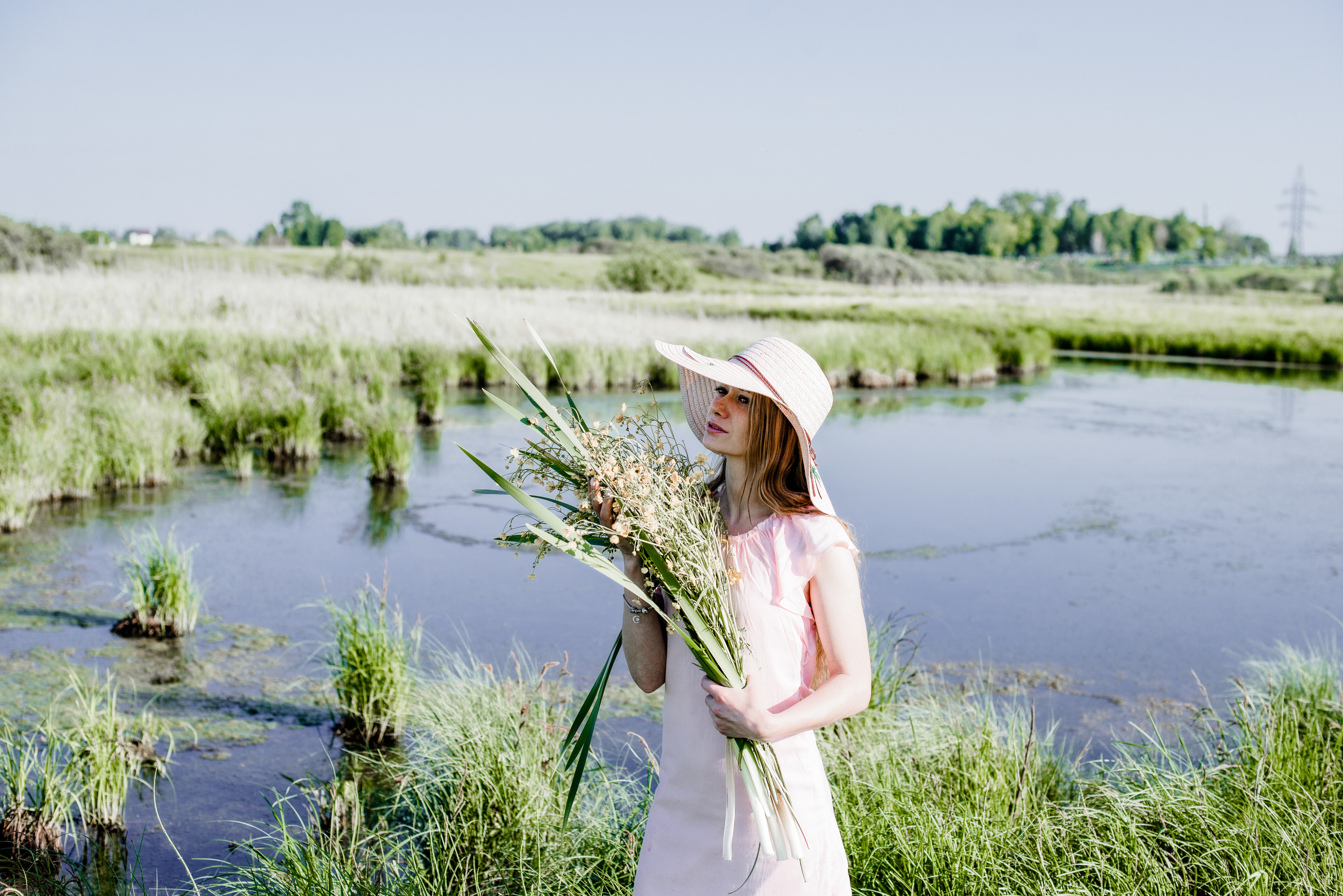 Фотосессия с луговыми цветами. Свадебный и семейный фотограф Барнаул Новоалтайск