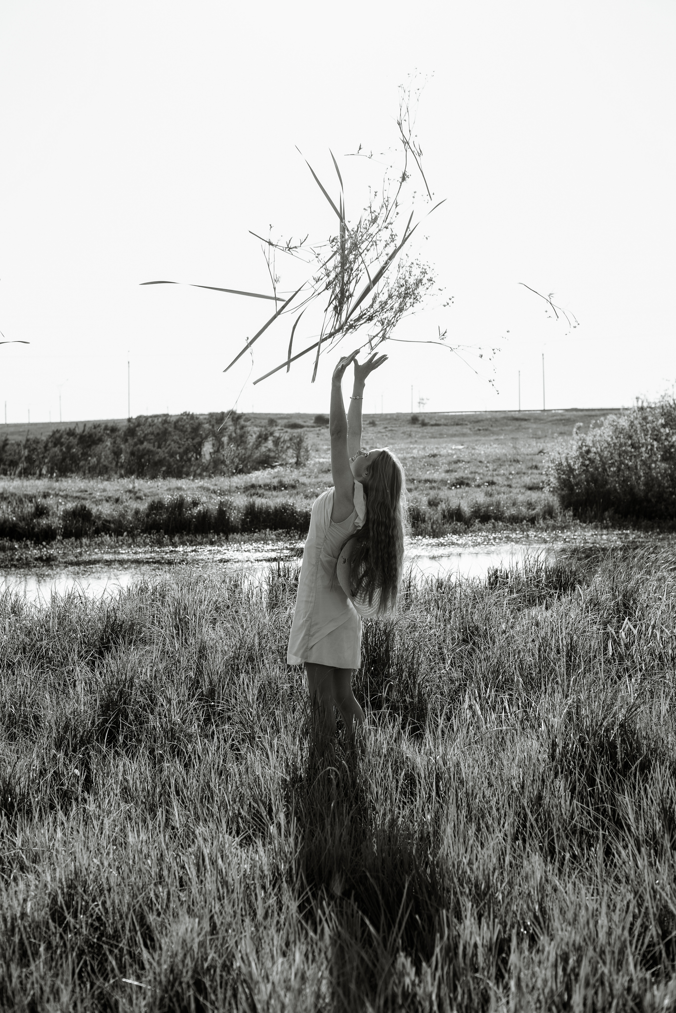 Фотосессия с луговыми цветами. Свадебный и семейный фотограф Барнаул Новоалтайск