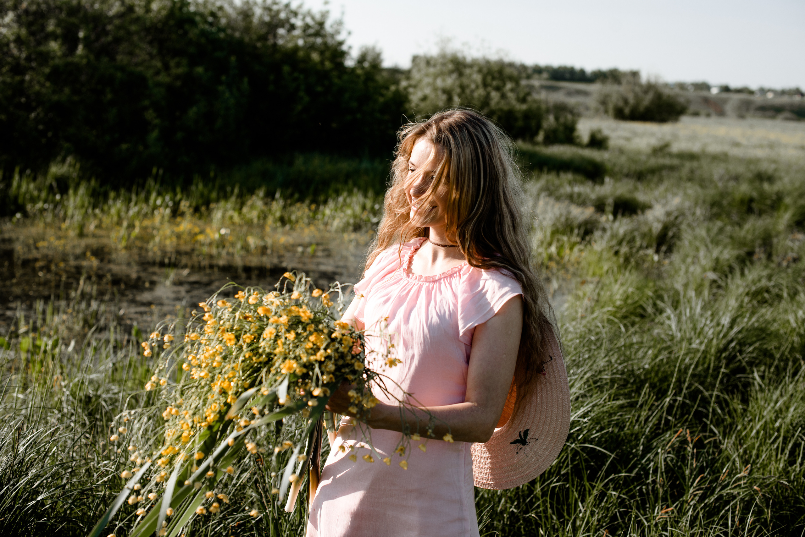 Фотосессия с луговыми цветами. Свадебный и семейный фотограф Барнаул Новоалтайск
