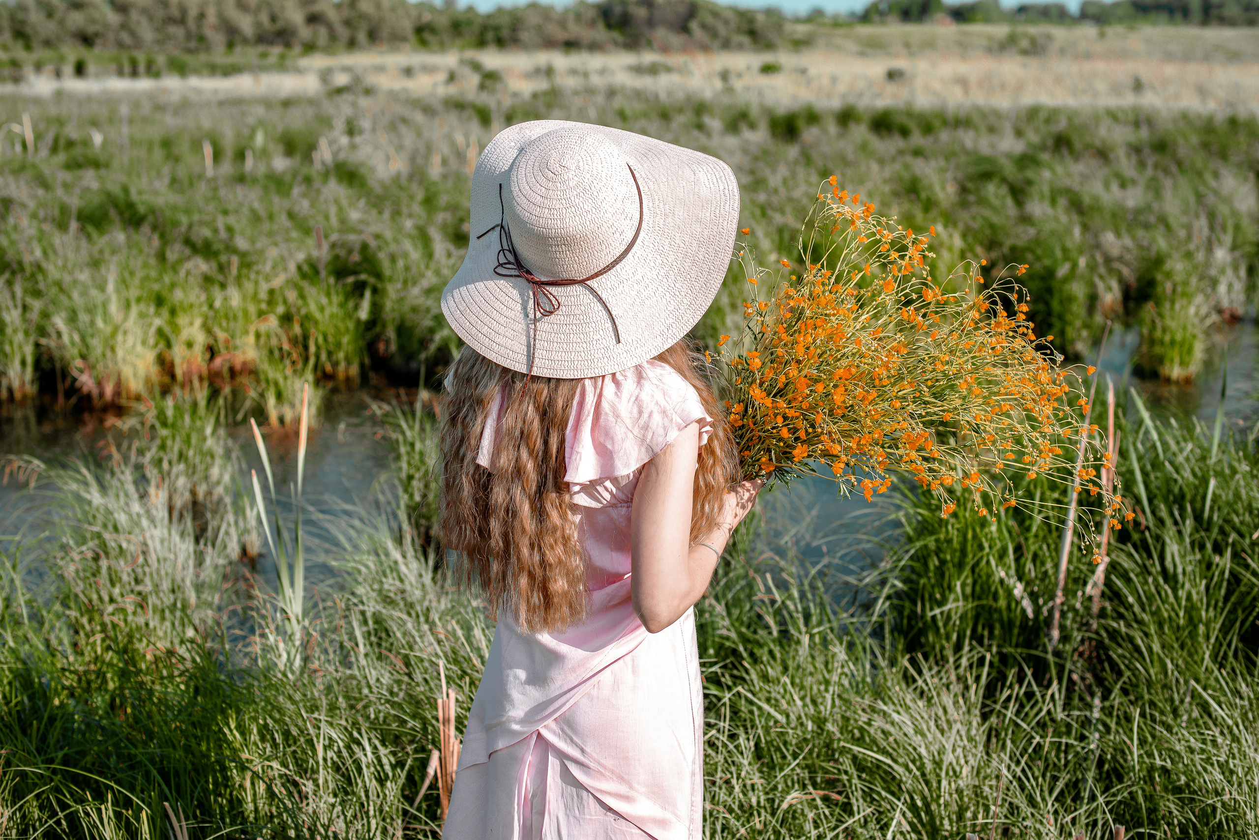 Фотосессия с луговыми цветами. Свадебный и семейный фотограф Барнаул Новоалтайск