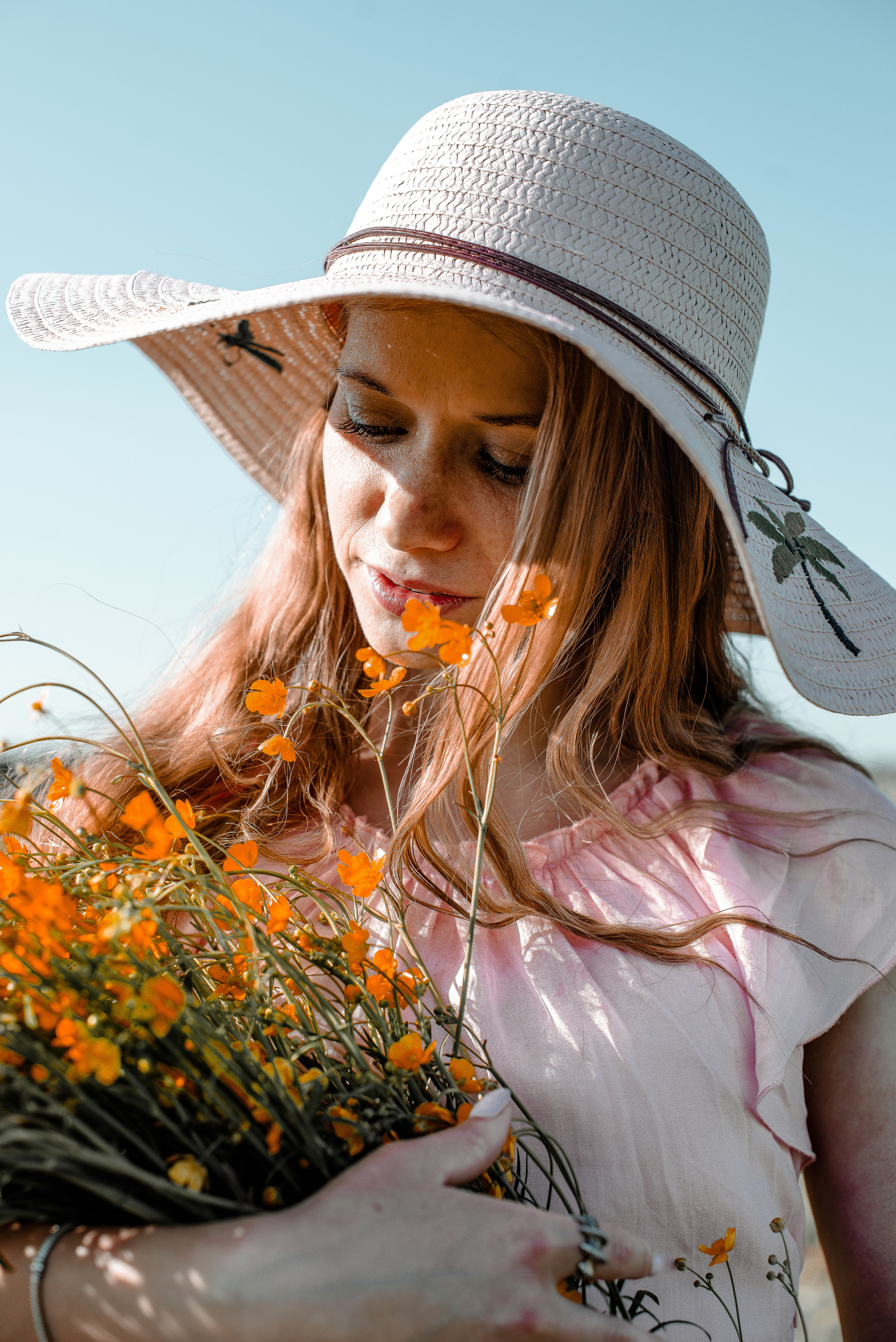 Фотосессия с луговыми цветами. Свадебный и семейный фотограф Барнаул Новоалтайск