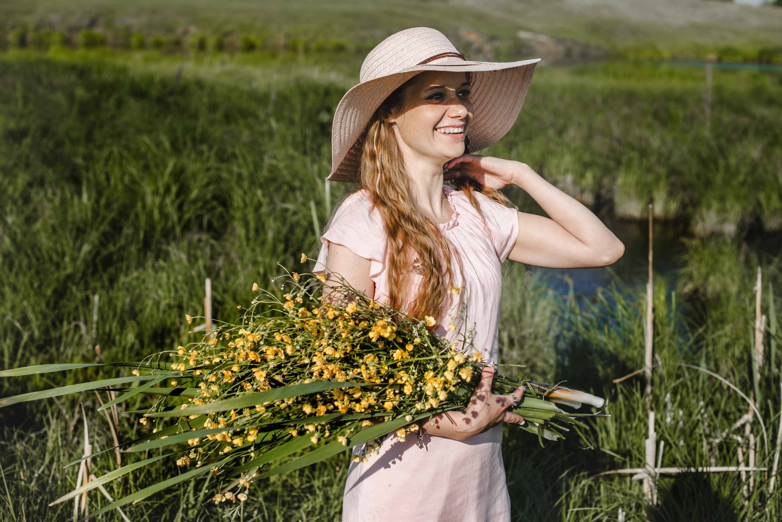 Фотосессия с луговыми цветами. Свадебный и семейный фотограф Барнаул Новоалтайск