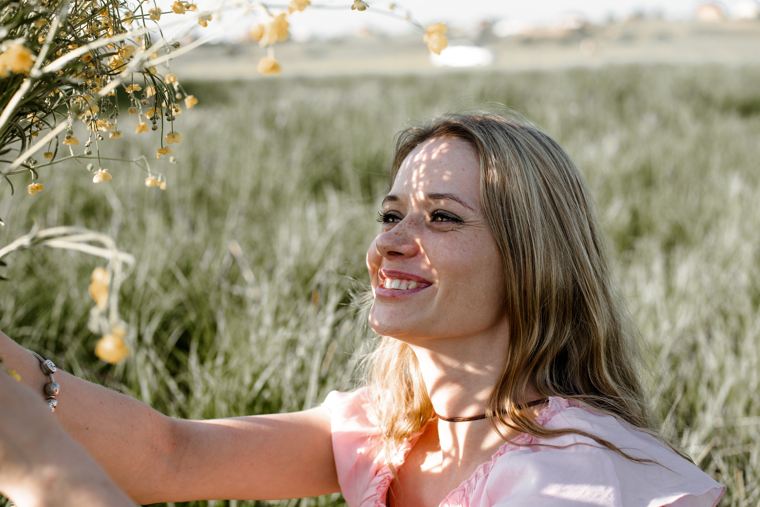 Фотосессия с луговыми цветами. Свадебный и семейный фотограф Барнаул Новоалтайск