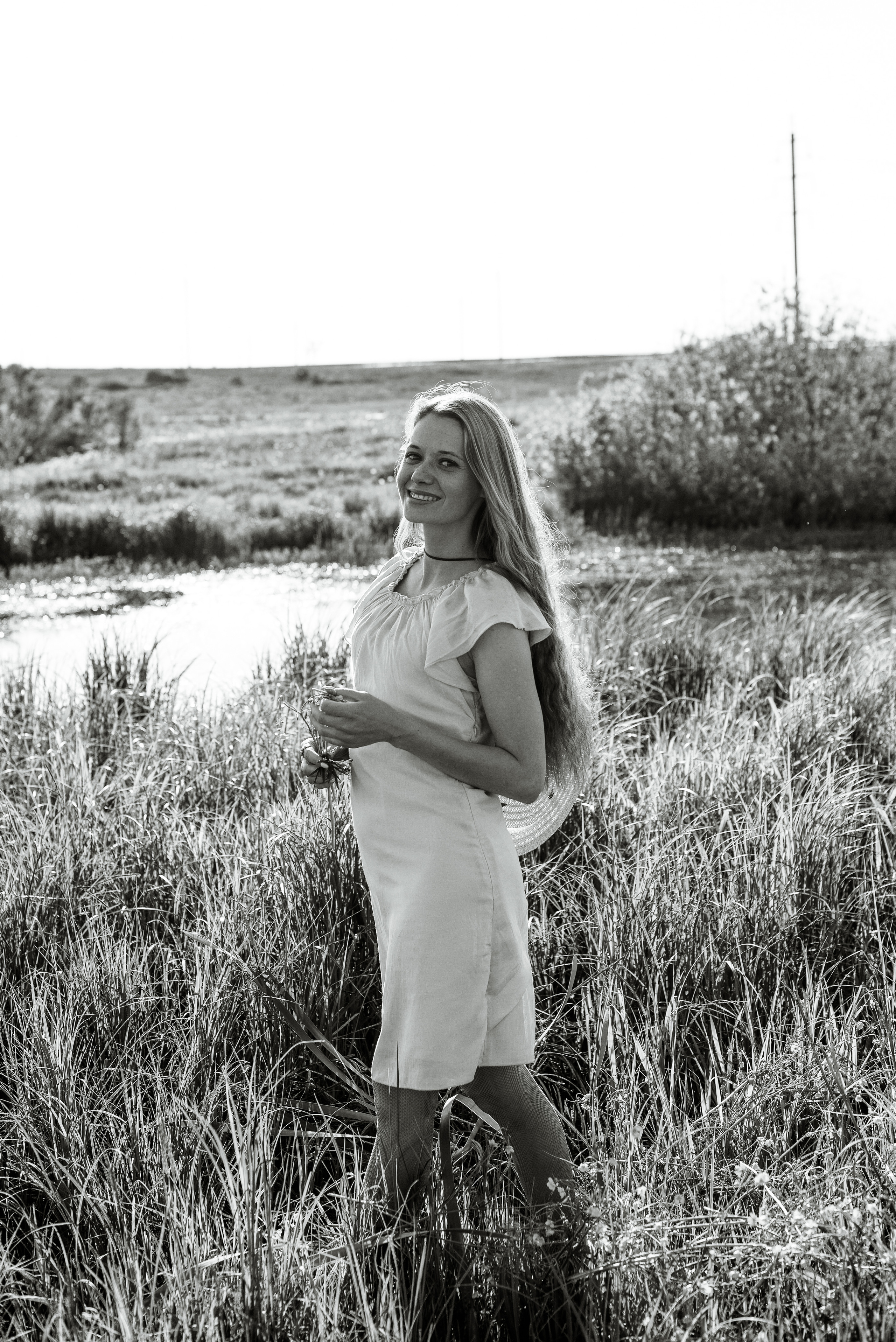 Фотосессия с луговыми цветами. Свадебный и семейный фотограф Барнаул Новоалтайск