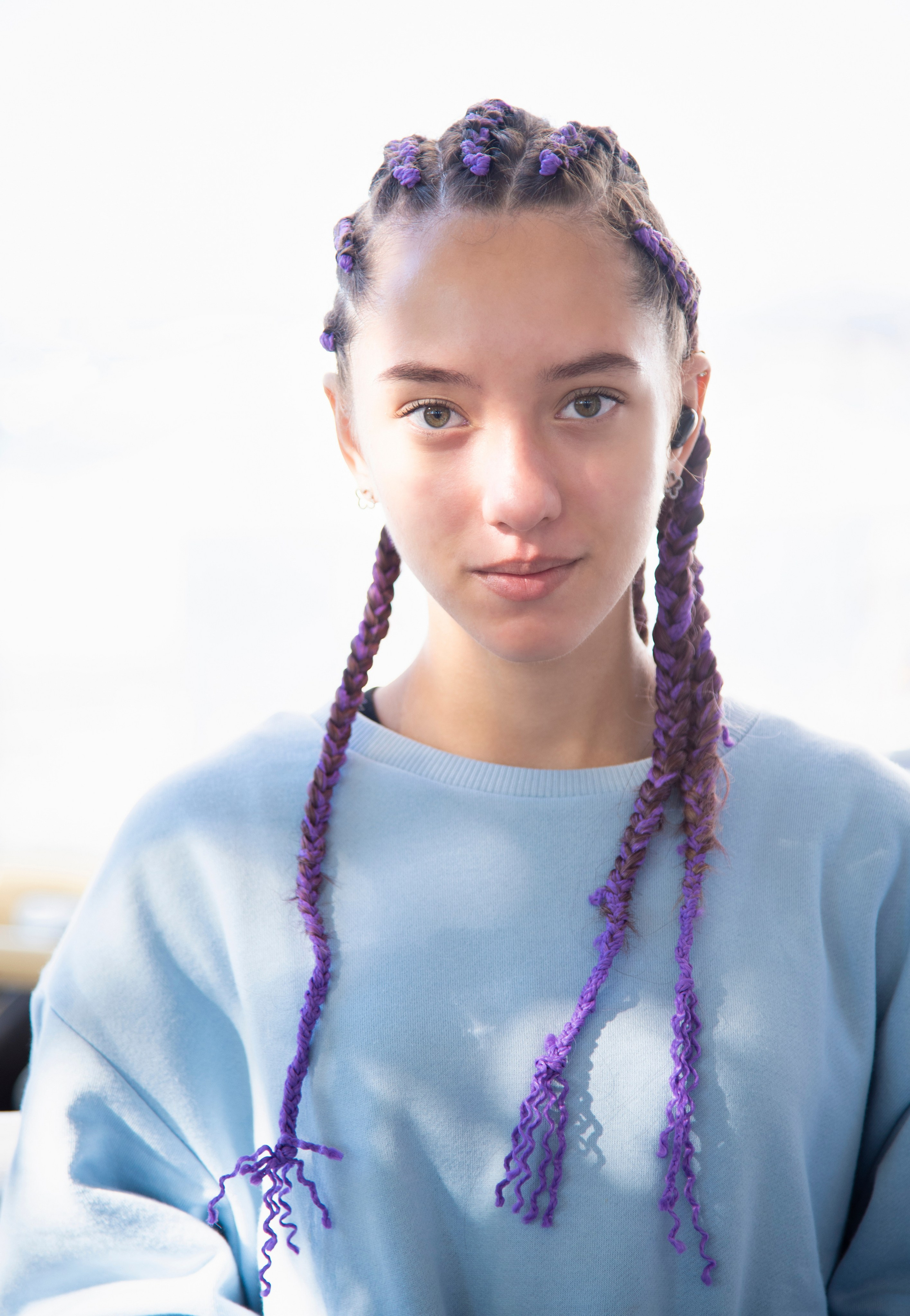 смуглая красивая девушка с афро-косами, пляжный бармен. посёлок Лазоревское