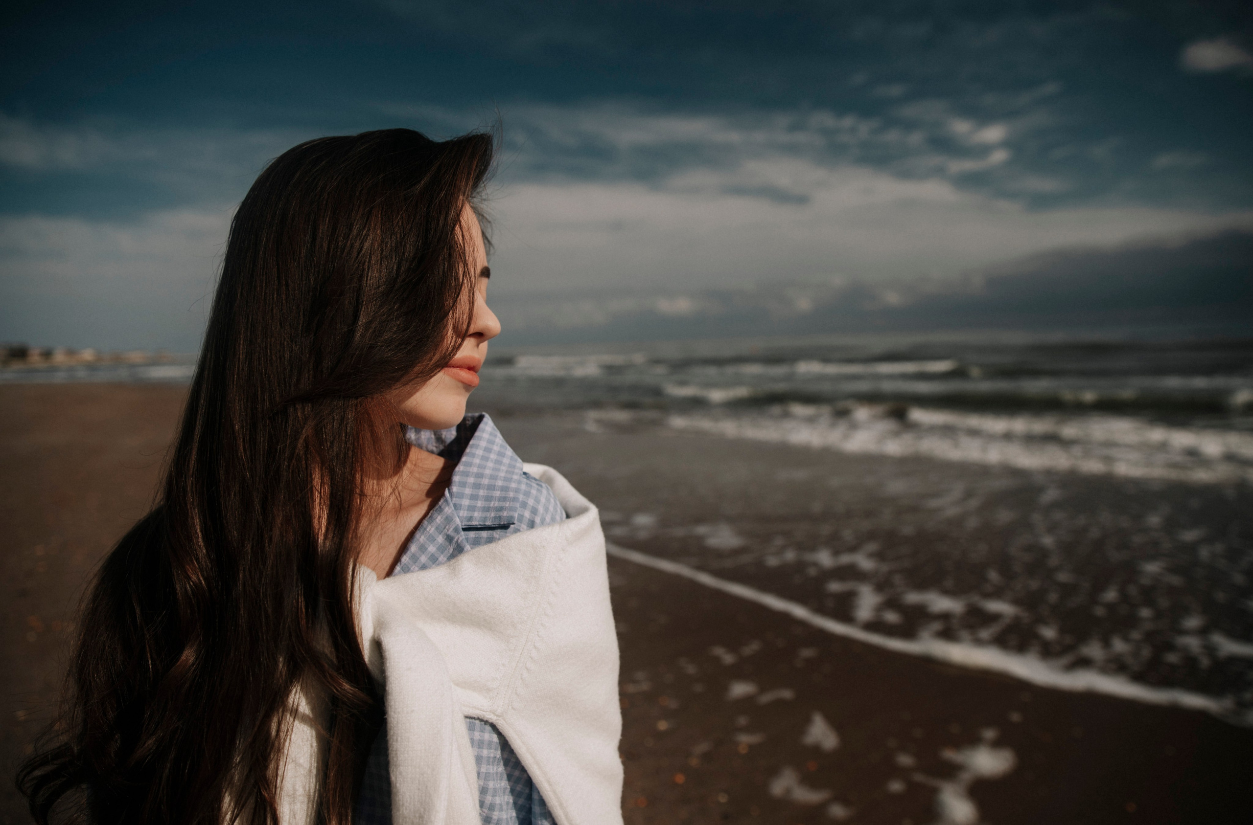 Фотосессия в пасмурную погоду, фотосессия в горах, фотосессия на пляже, фотосессия в туман, фотосессия у моря, фотосессия в стиле авиатор, авиатор, фотосессия Дагестан, Дагестан, женщины, девушка у моря, фотосессия на пляже