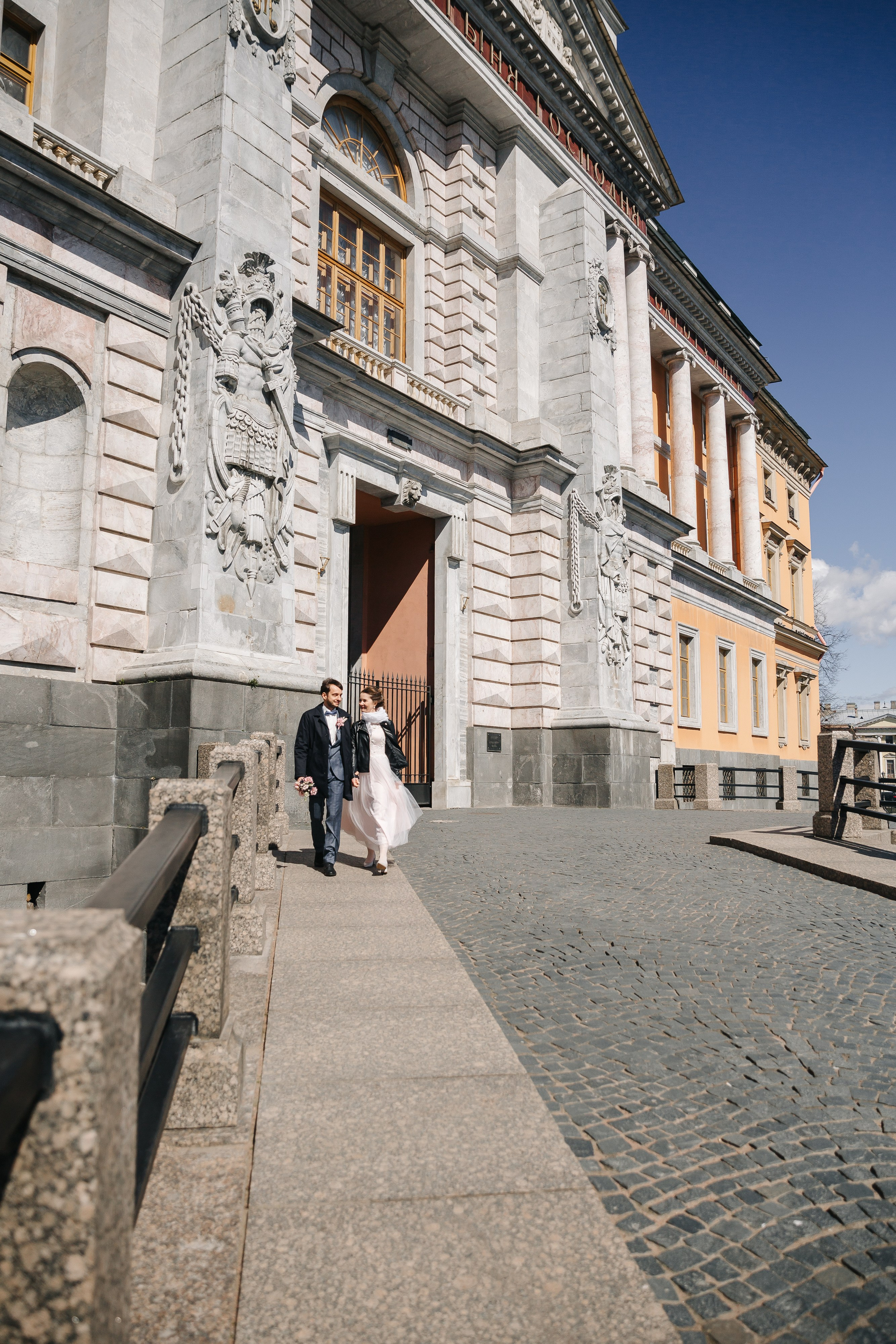 МАЙ | Дворец № 1, Атланты, Эрмитажный дворик. Свадебный фотограф в Санкт-Петербурге Полина Корзухина