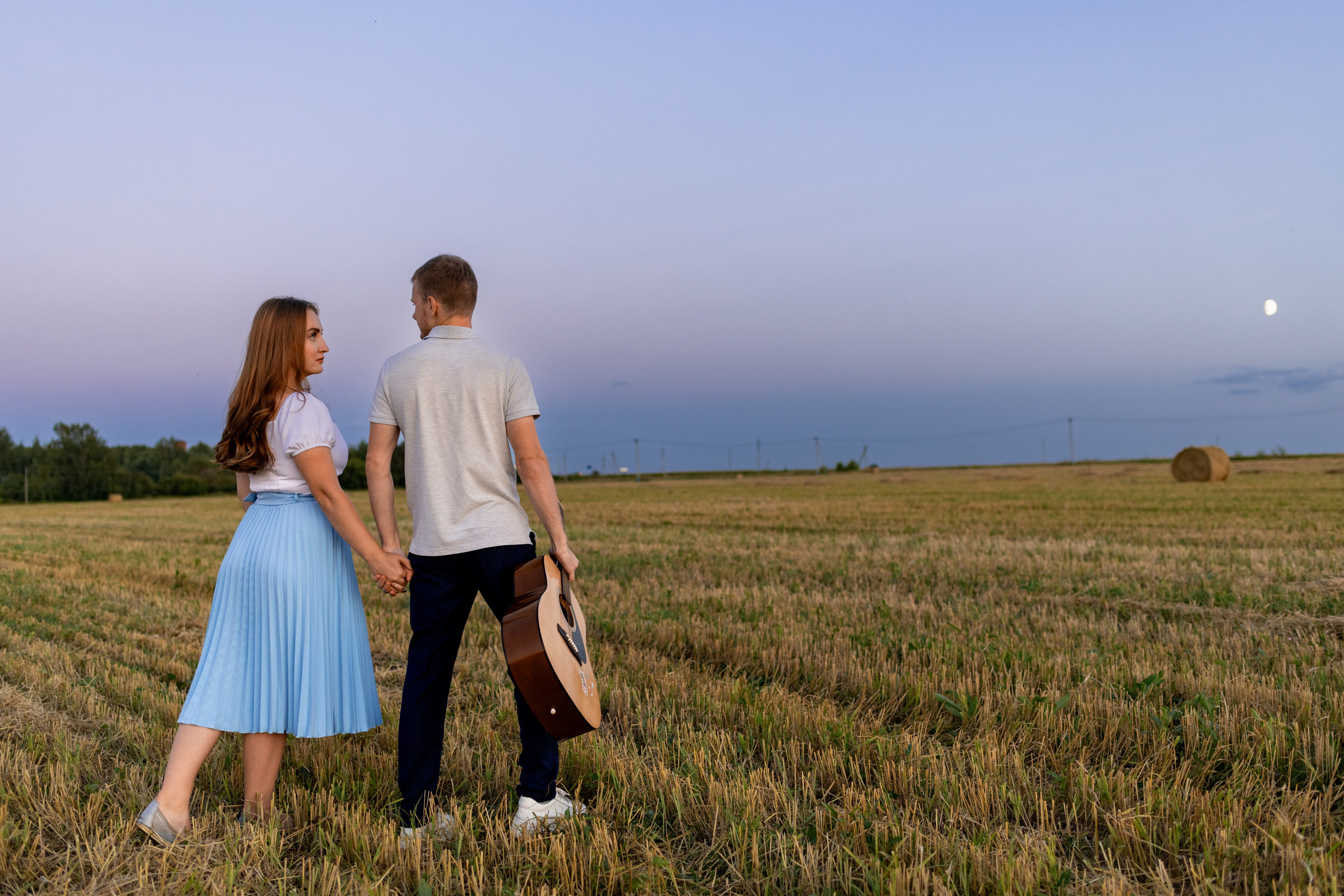 Алена + Алексей в поле с тюками. Фотограф в Москве/Зарайске Шахова Марина