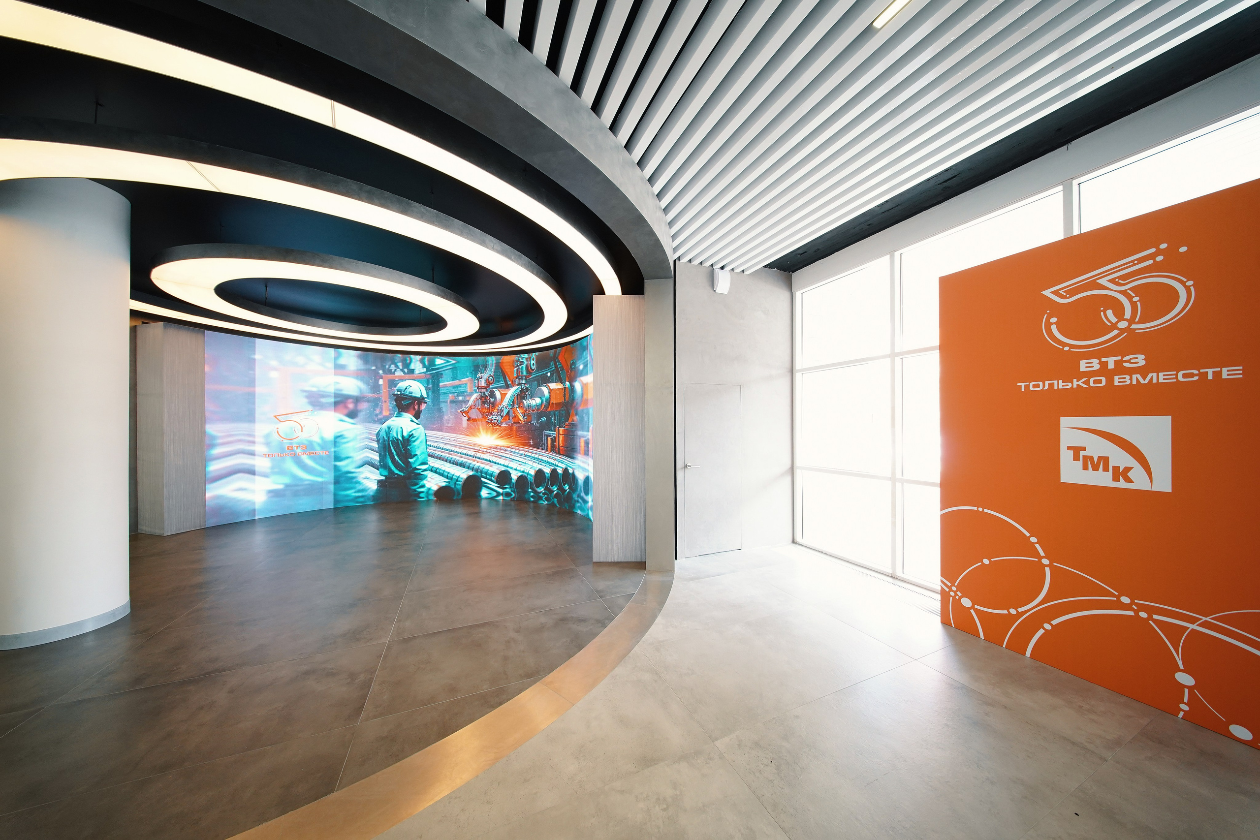 Фойе заводоуправления ВТЗ. Фотограф Никита Барановский