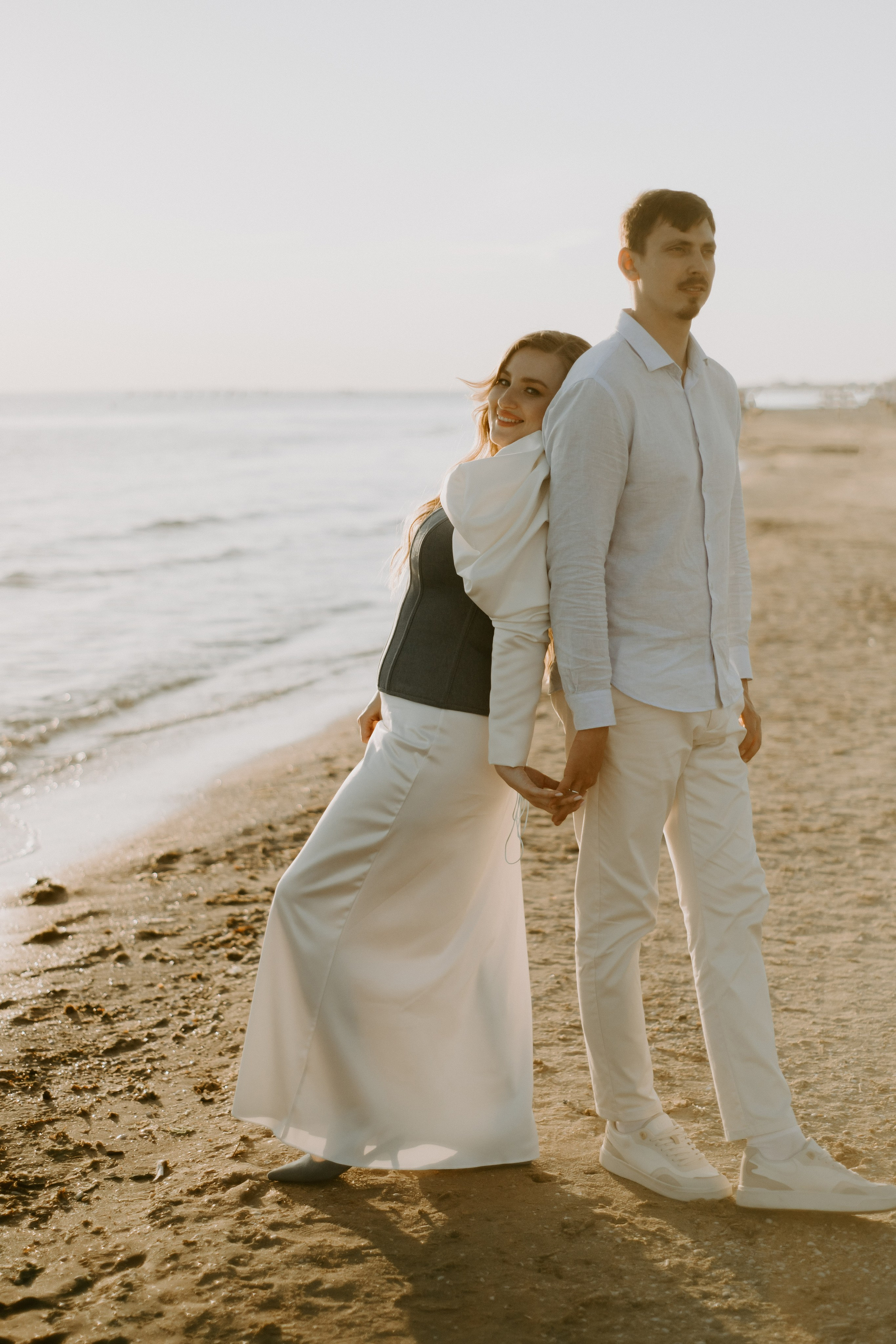 Объявление о свадьбе на пляже в Анапе: искренние эмоции и радостные лица молодоженов