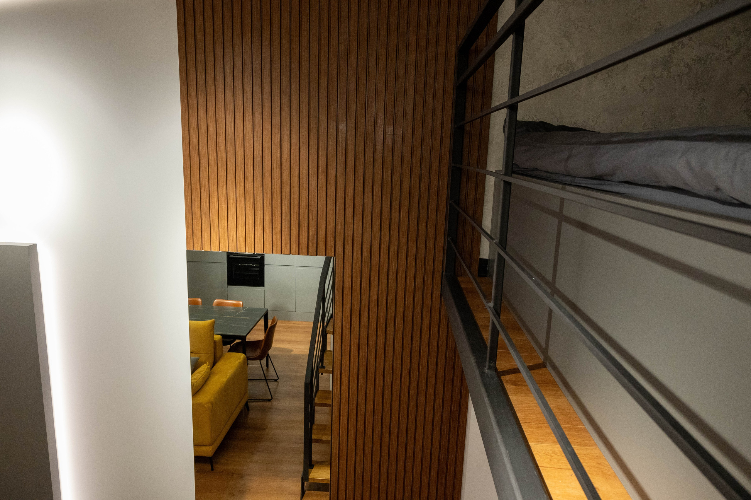 The apartment is on two levels. Fotograf Dmitrii Donets