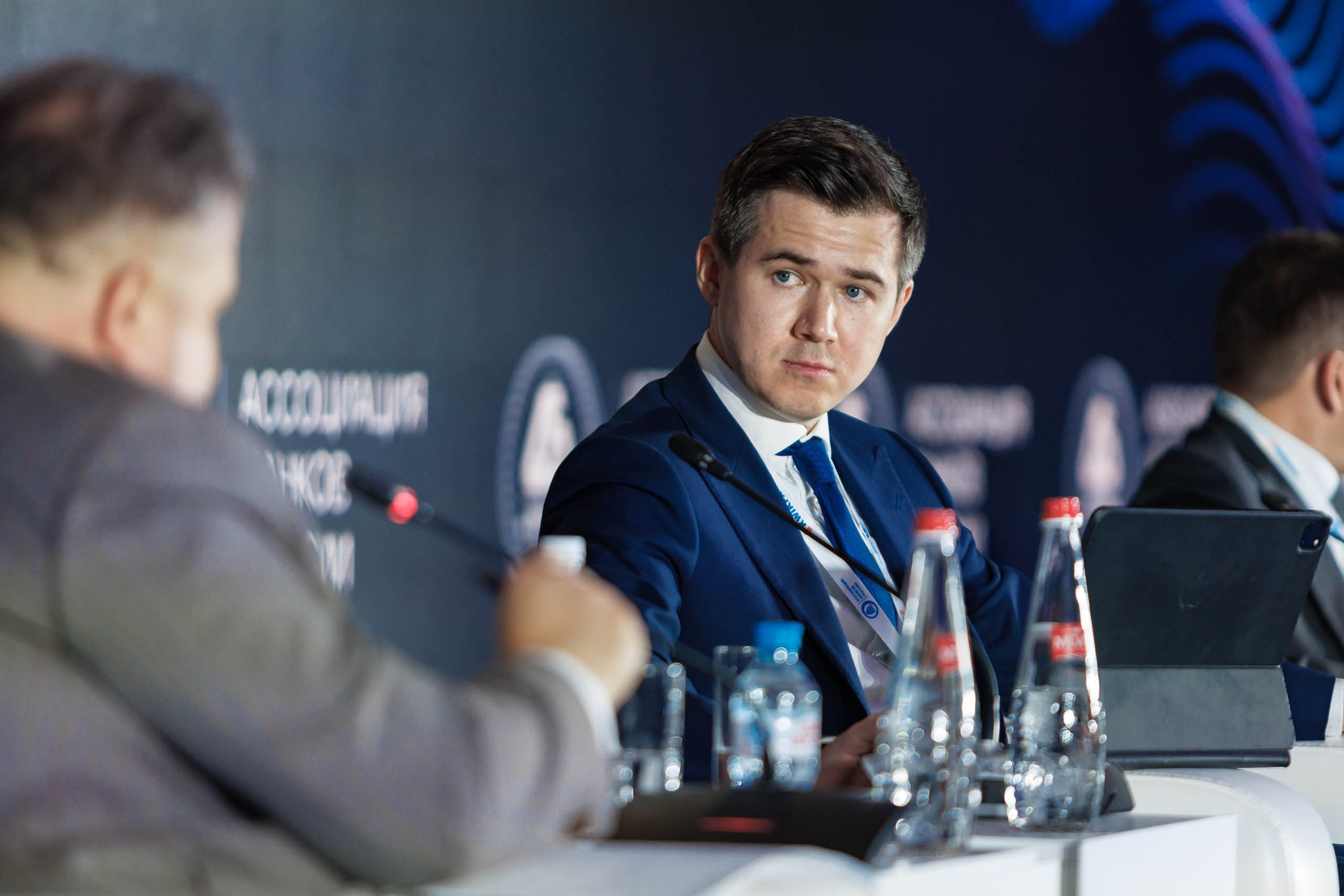 Панельная дискуссия руководителей банков на форуме, обсуждение вызовов индустрии