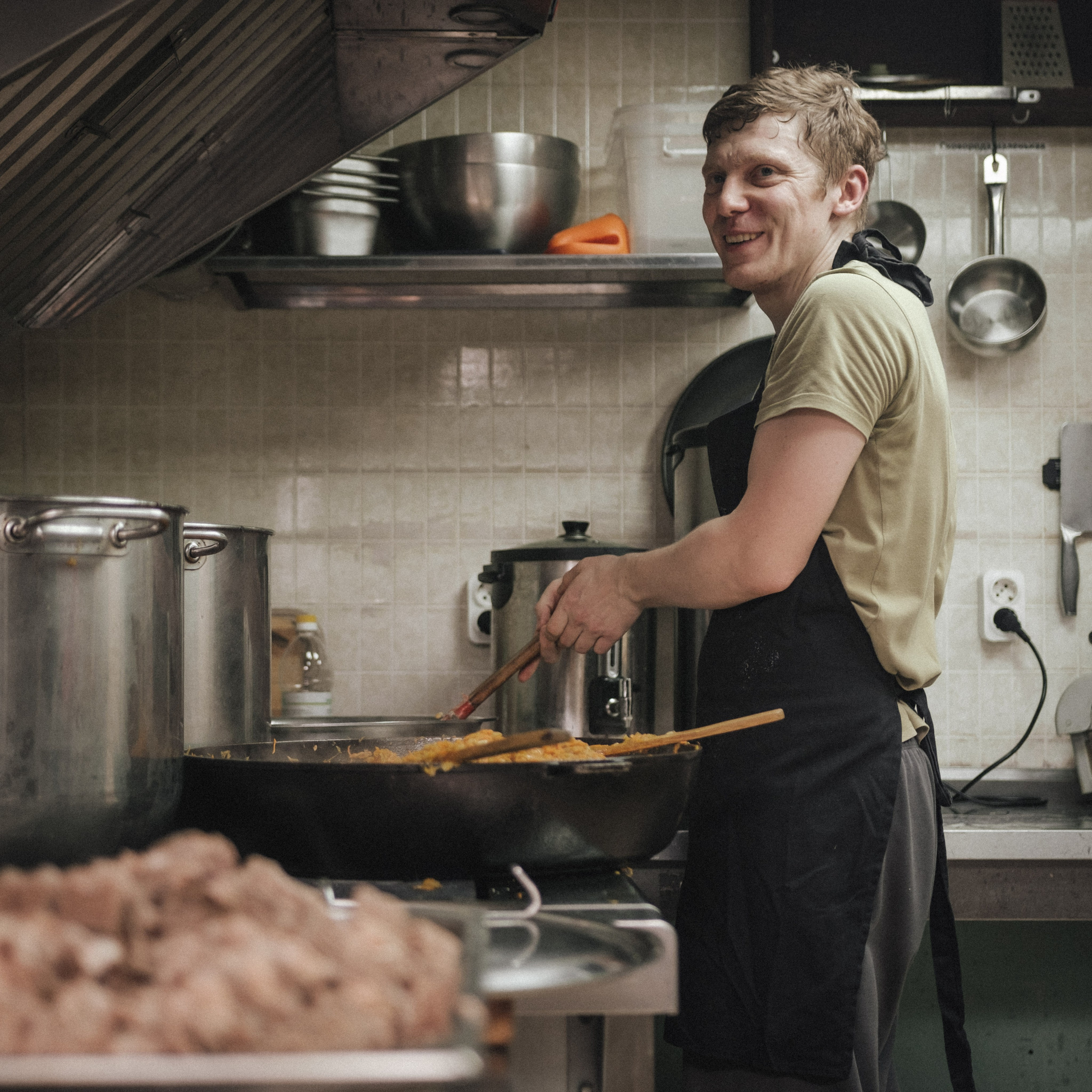 Снова готовка для кормления бездомных. Фотограф в Москве Максим Скоробогатов