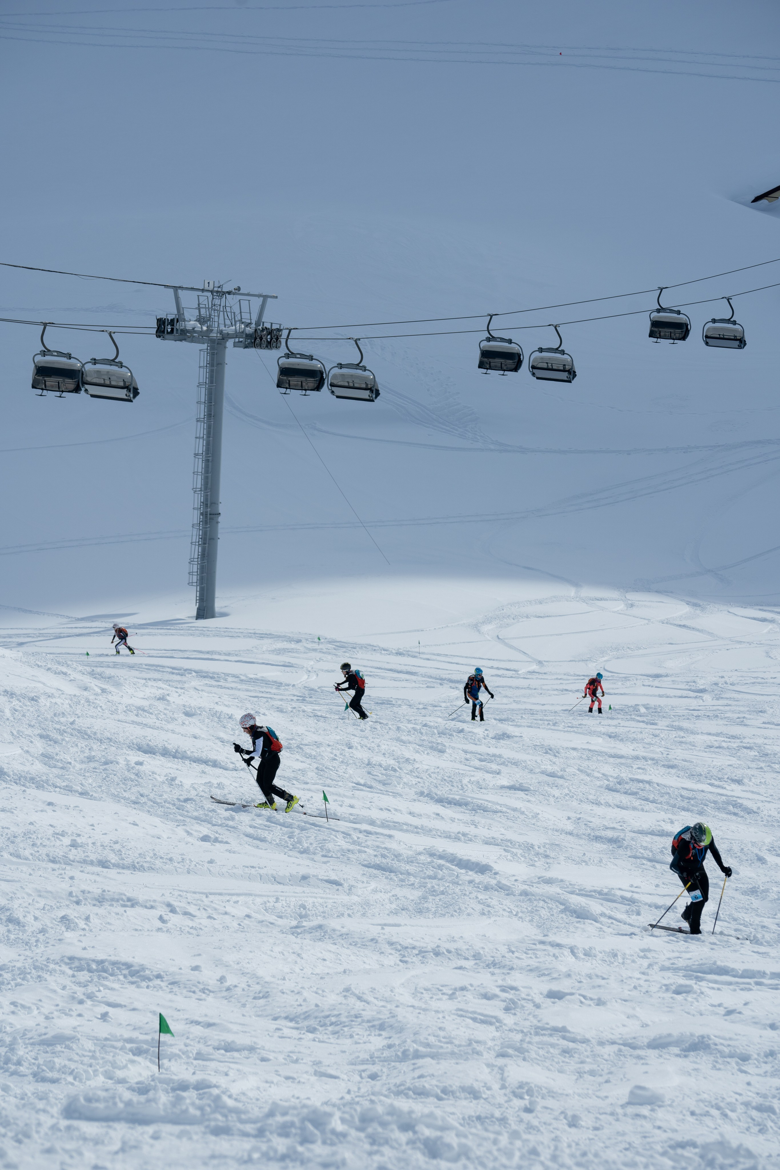 Дальний план с восхождение участников 