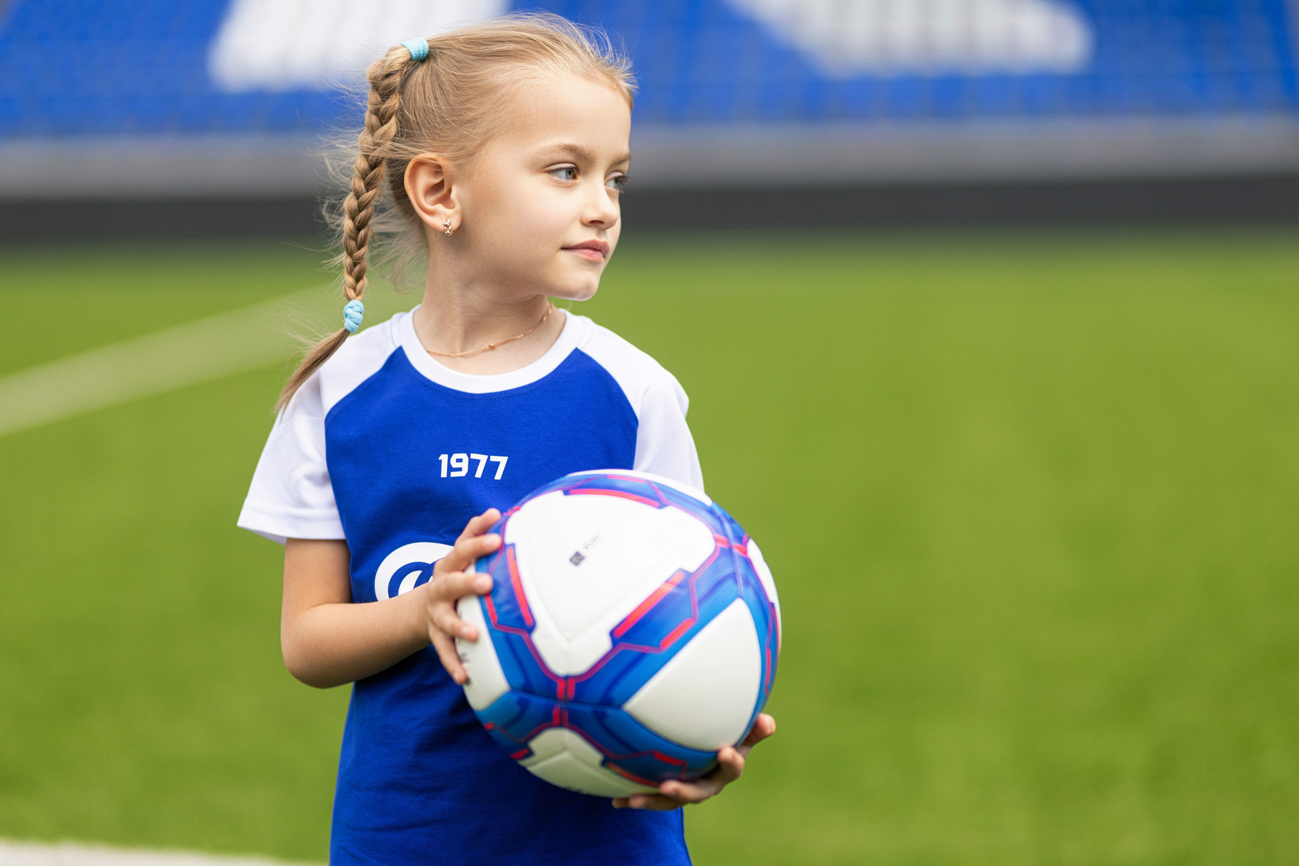 Детский портрет с Алисой на футбольном стадионе. Дмитрий Шульгин, портретный фотограф в Воронеже
