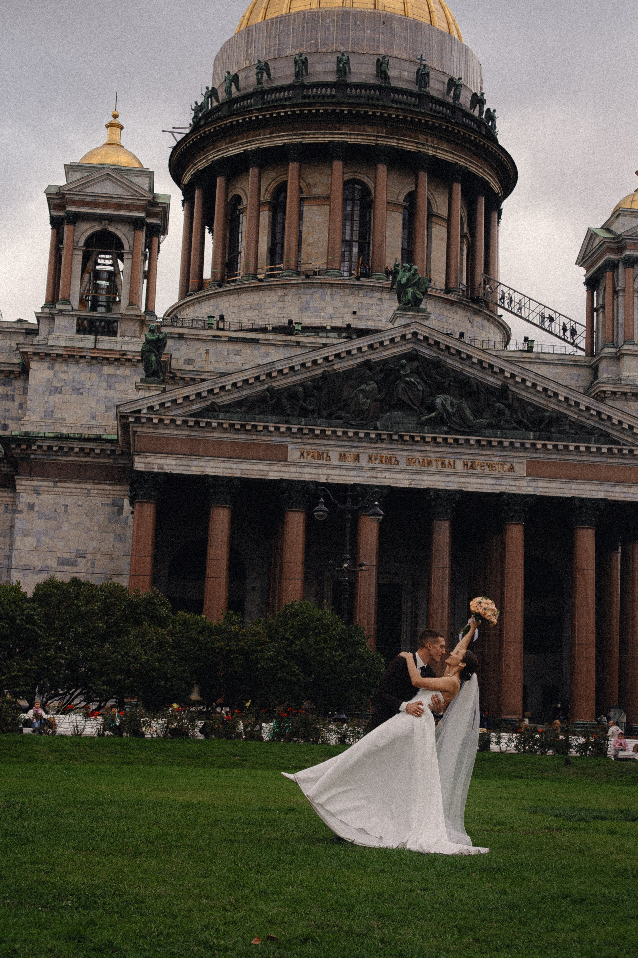 СВАДЕБНАЯ ПРОГУЛКА В САНТК-ПЕТЕРБУРГЕ (ИСАКИЕВСКИЙ СОБОР, ЗИМНЯЯ КАНАВКА, ЭРМИТАЖ И БОЛЬШАЯ МОРСКАЯ УЛИЦА). Профессиональный фотограф, Санкт-Петербург — Виктория Богомолова