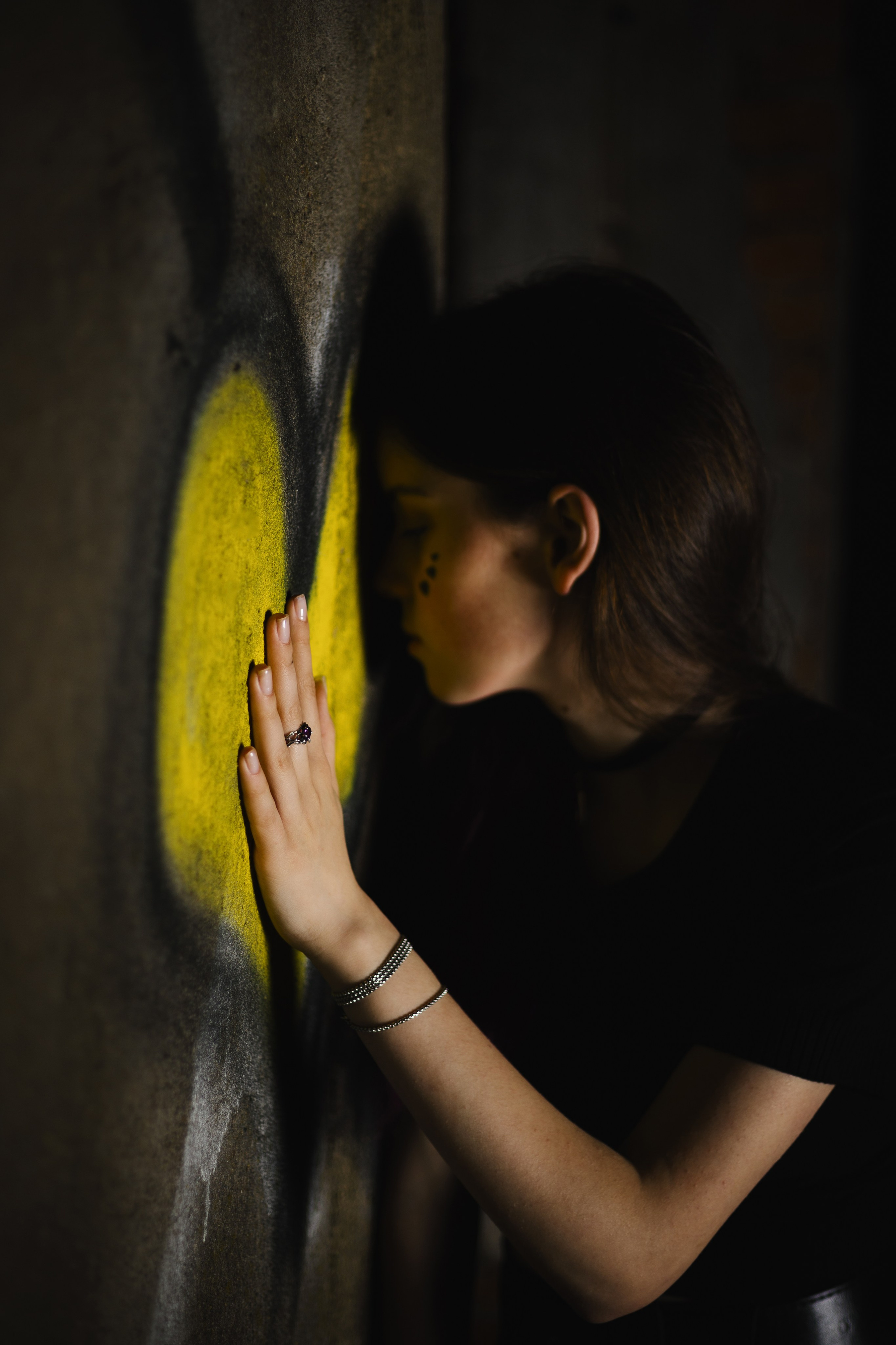 Модель: Лидия Леймон. Фотограф - Николай Мокрицкий. Импровизионаня фотосессия, в заброшенном здании. Креативная ночная фотосессия. Молодая девушка в образе неформалки. Темные волосы с фиолетовой прядью, полосатые чулки, ботинки. Зажигалка, кровь, горящий факел, огонь – атмосферное заброшенноге здания. Факел, Девушка, молодая девушка, Альтушка, Фотосеесия, Подросток, Крашенные волосы, Сигарета, Кровь, Позировка, Потрет