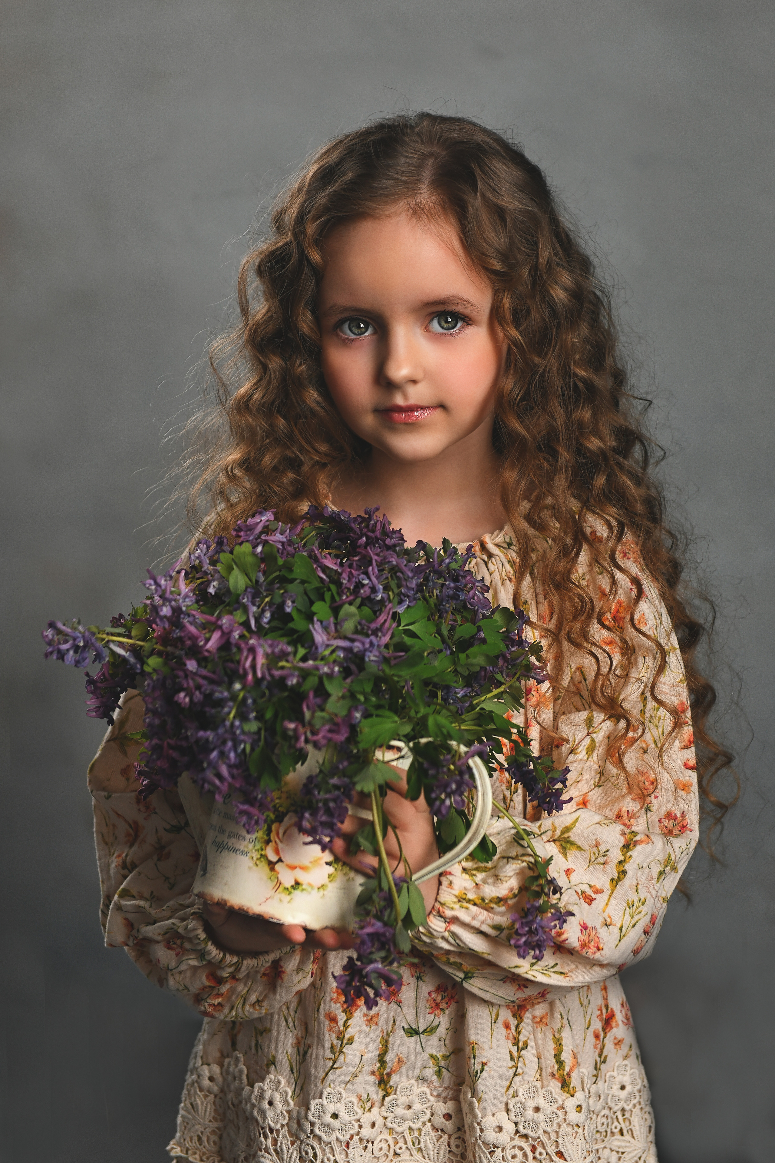 Полина. Студийный портрет с первоцветами. Портретный и контент фотограф в Воронеже Елена Николайчик