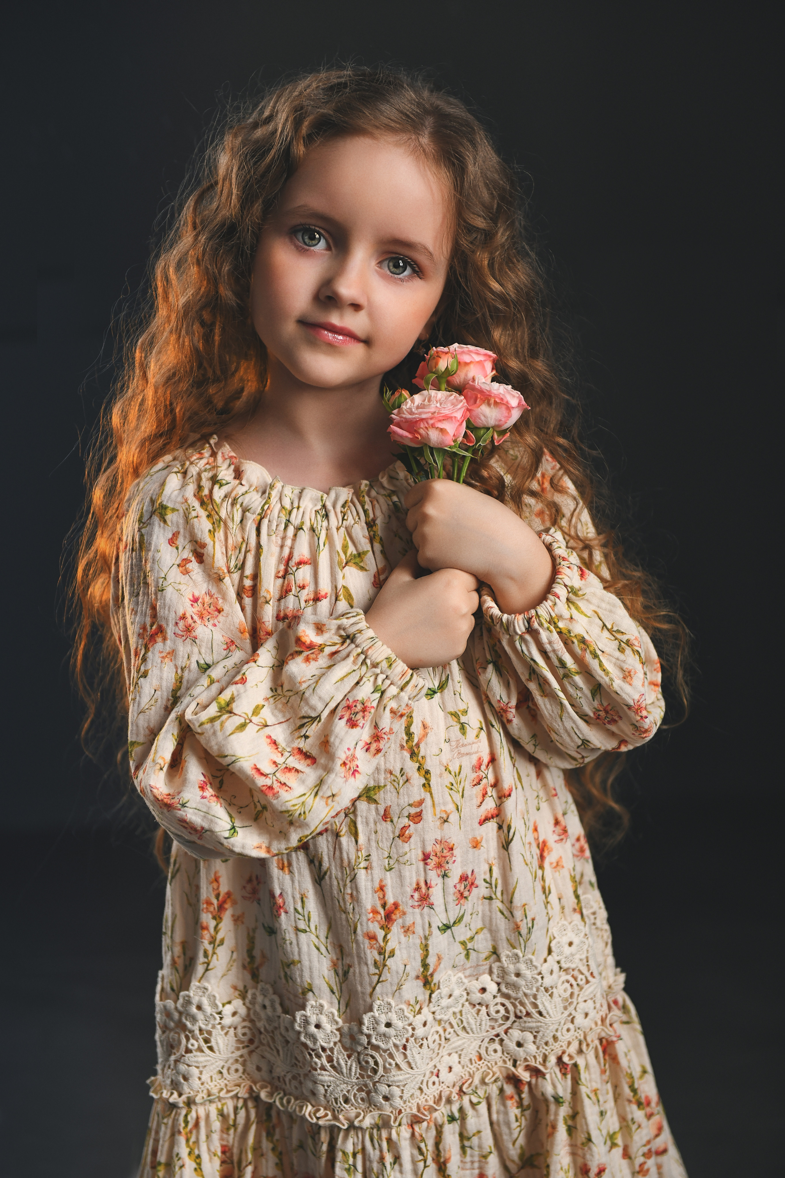 Полина. Студийный портрет с первоцветами