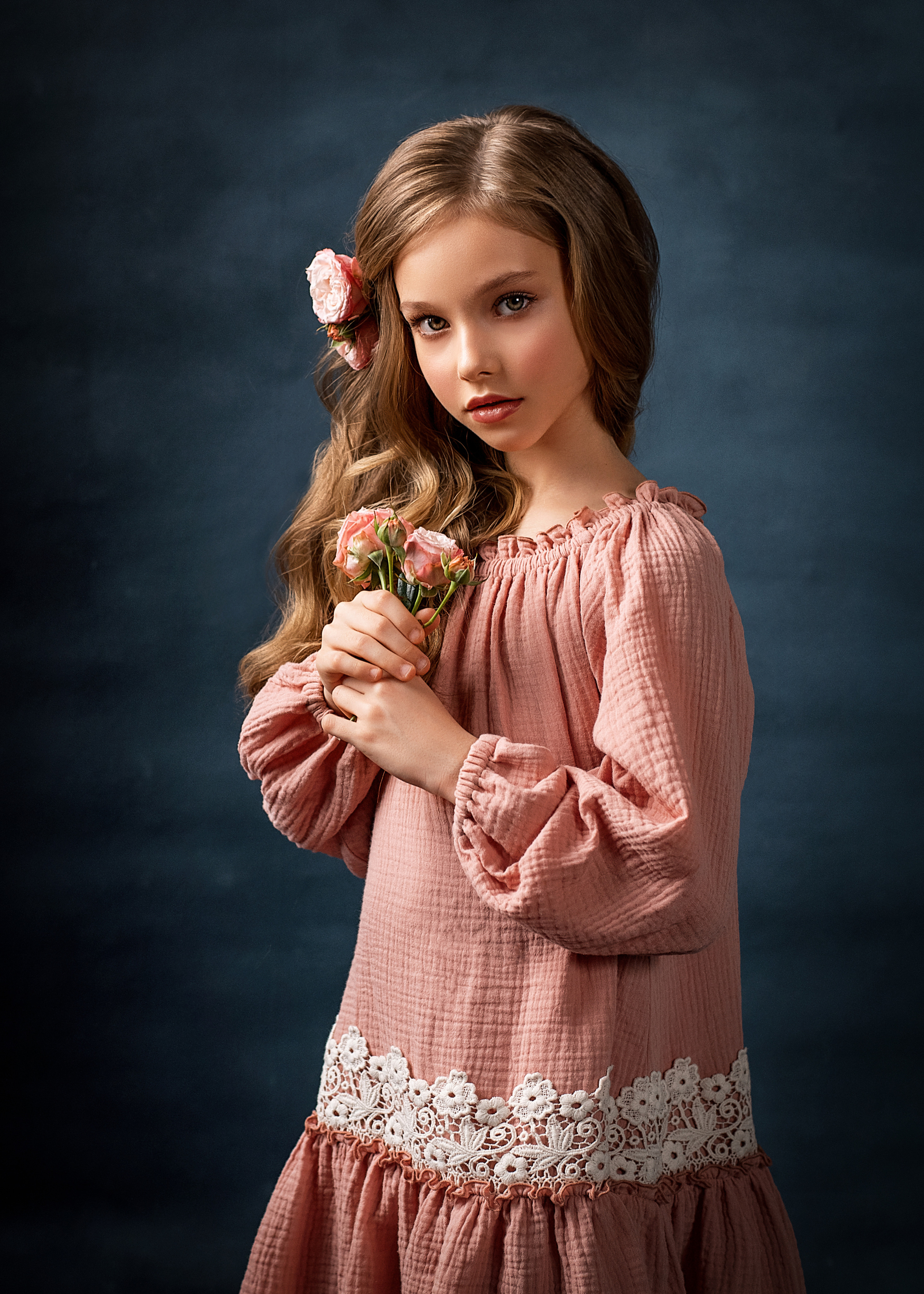 Юлия. Студийный портрет с цветами. Портретный и контент фотограф в Воронеже Елена Николайчик