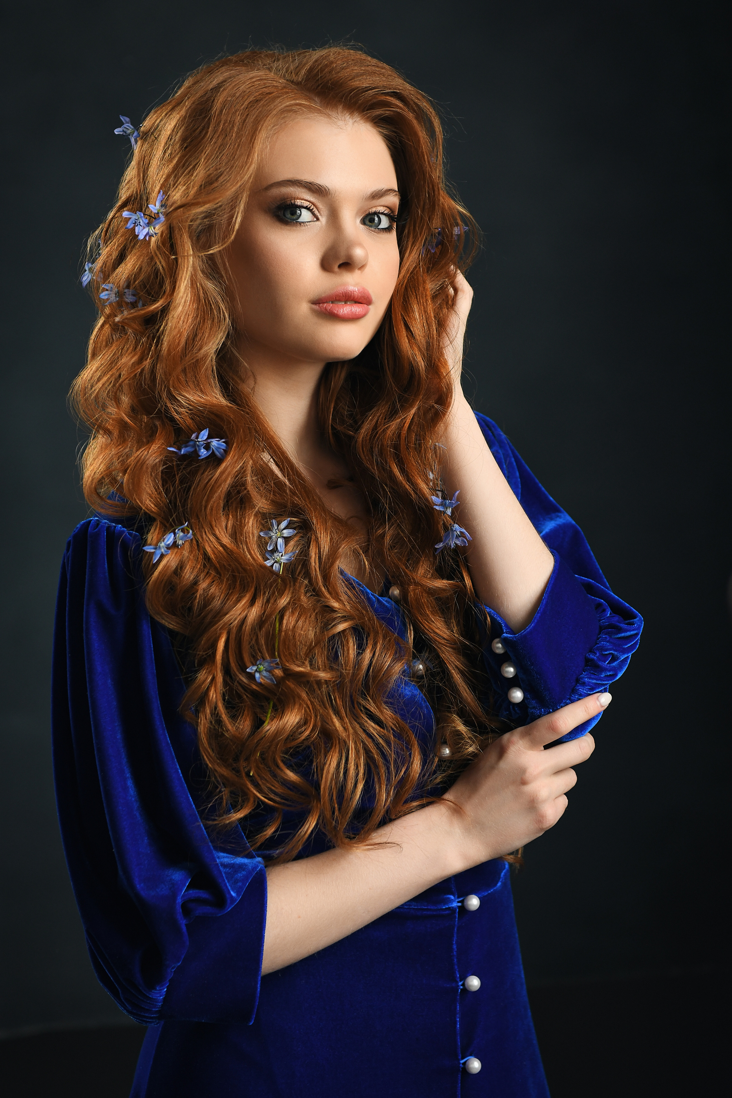 Марина. Студийный портрет с подснежниками. Портретный и контент фотограф в Воронеже Елена Николайчик