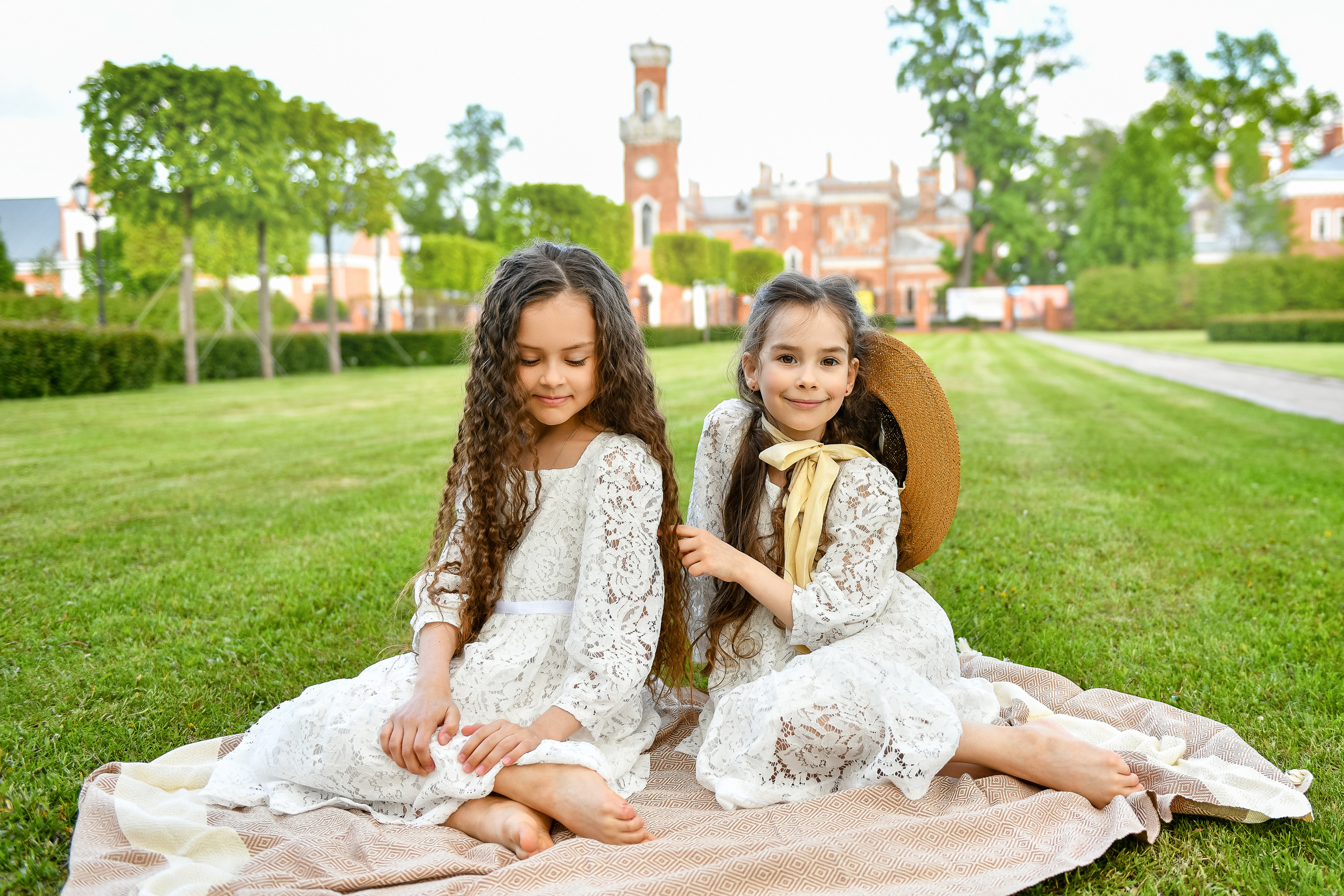 Александра и Юлиана. Замок Ольденбургских, Рамонь. Портретный и контент фотограф в Воронеже Елена Николайчик