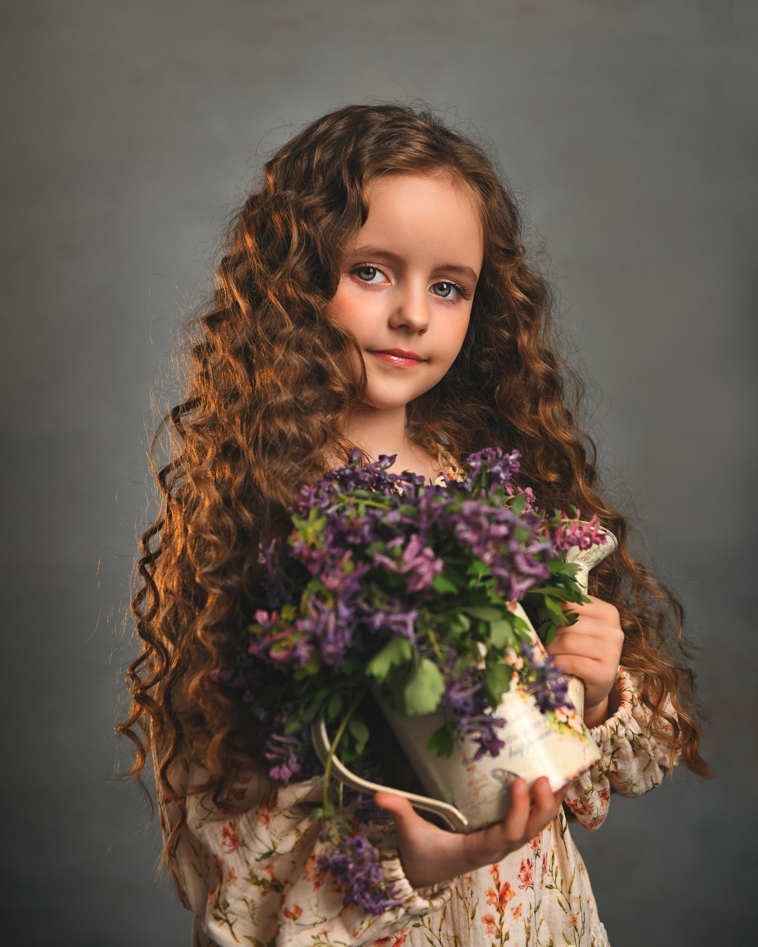 Полина. Студийный портрет с первоцветами. Портретный и контент фотограф в Воронеже Елена Николайчик